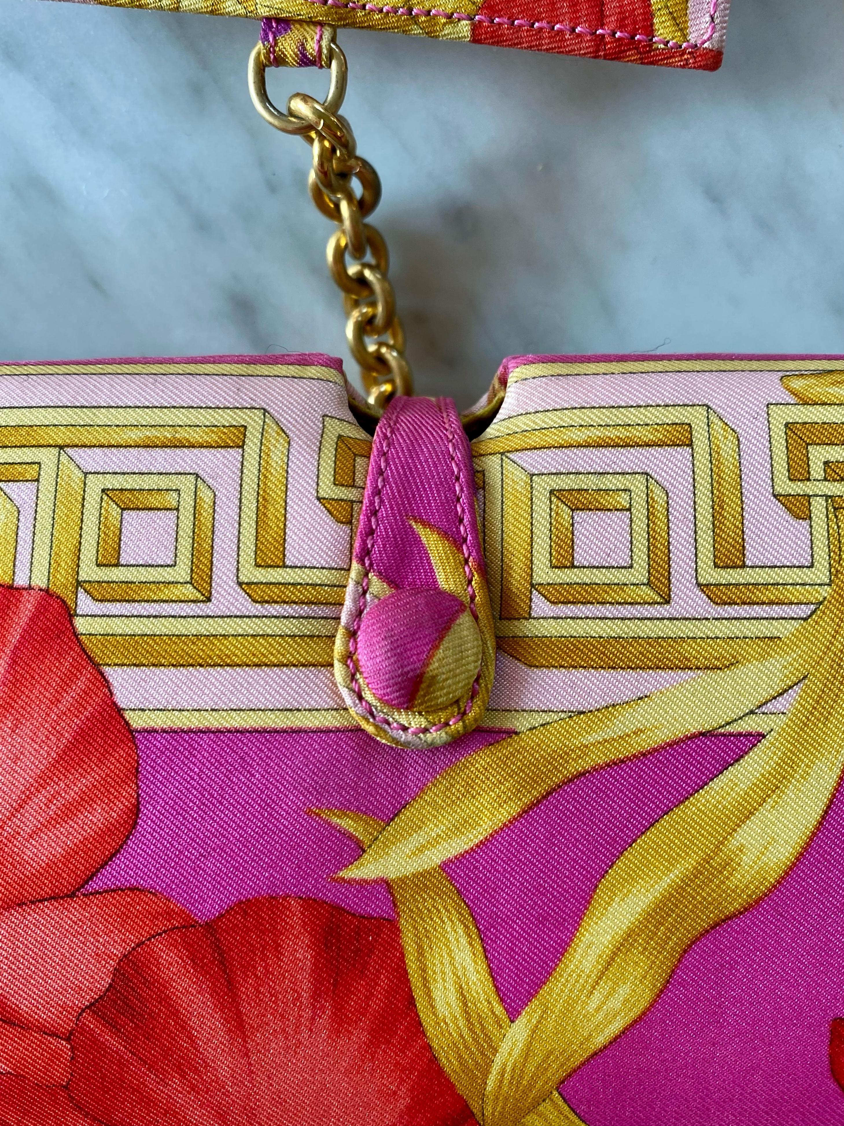 F/S 2000 Gianni Versace by Donatella Laufsteg Rosa bedruckte, umwandelbare Seiden-Clutch im Angebot 7