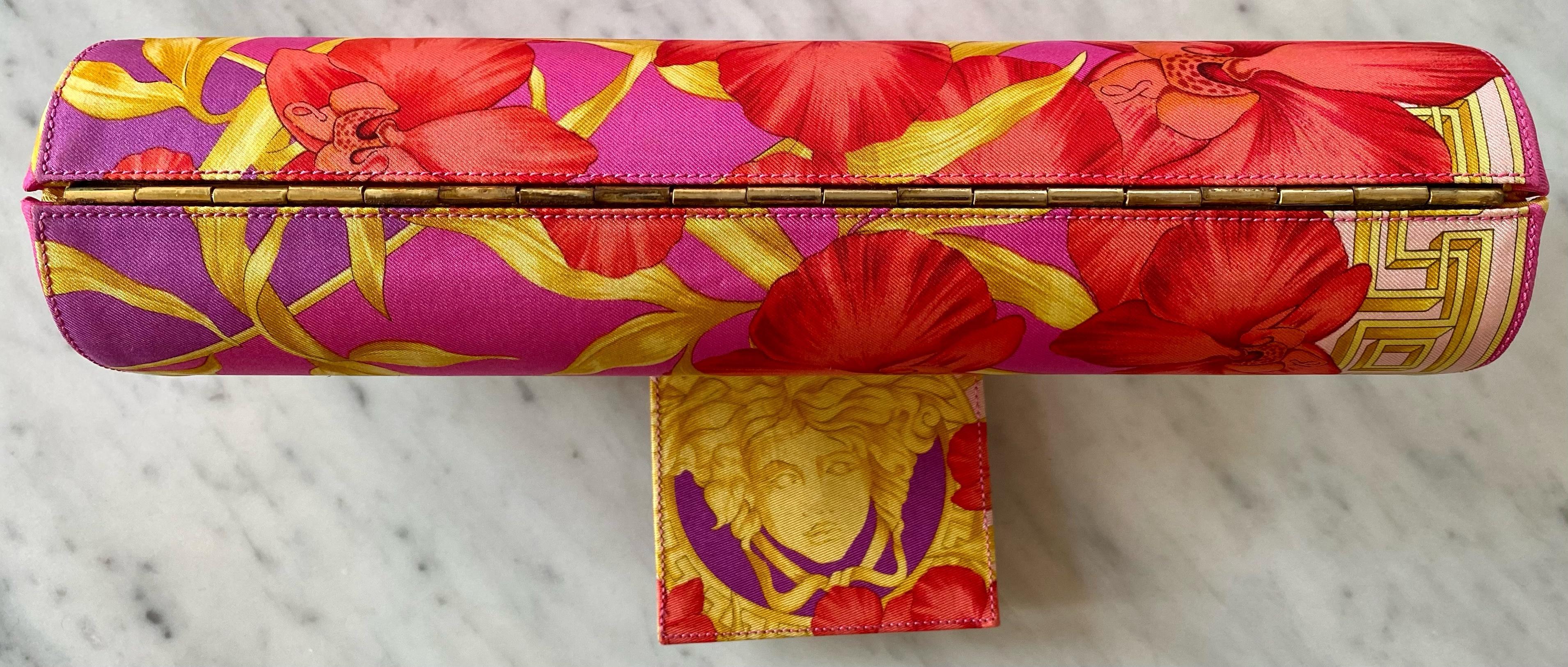 F/S 2000 Gianni Versace by Donatella Laufsteg Rosa bedruckte, umwandelbare Seiden-Clutch im Angebot 3
