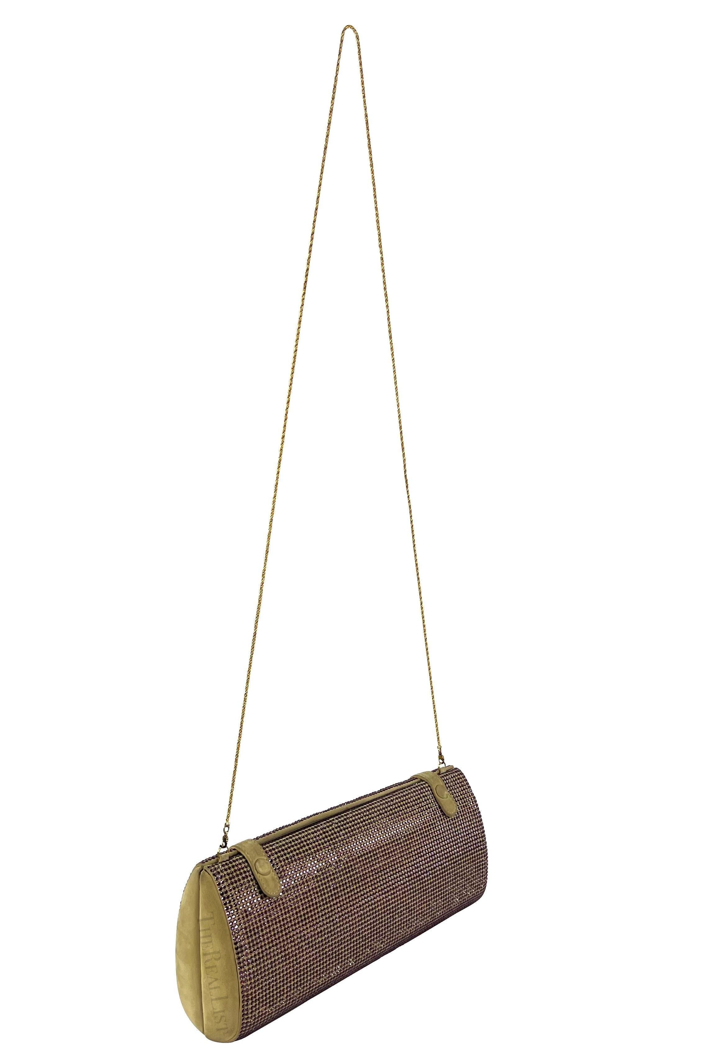 Ti presentiamo una favolosa clutch convertibile di Gianni Versace in pelle scamosciata color cuoio e strass, disegnata da Donatella Versace. Fai una dichiarazione audace con questa fantastica pochette convertibile di Gianni Versace della collezione