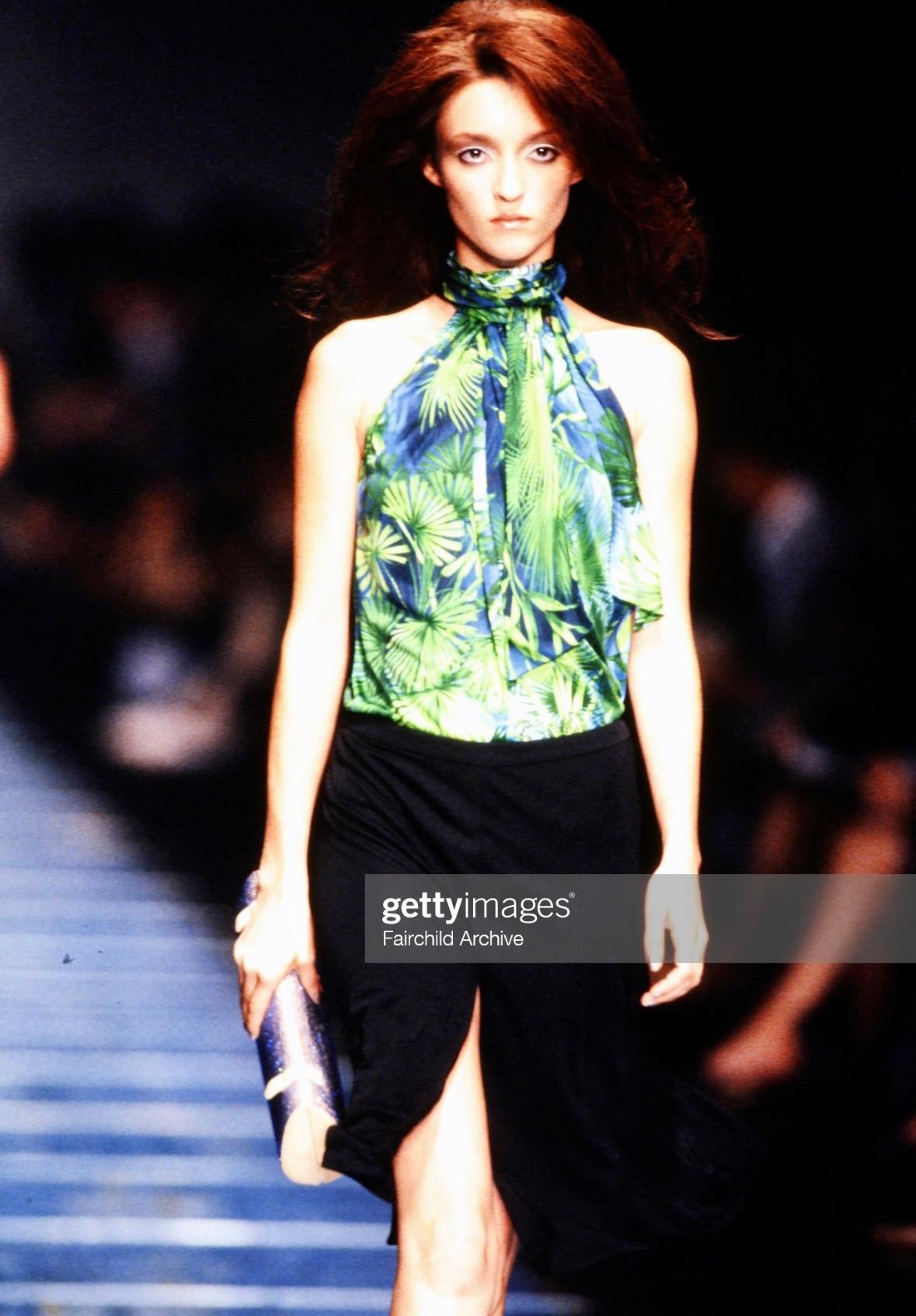 Donna P/E 2000 Gianni Versace by Donatella Versace Runway Pochette convertibile con strass viola in vendita