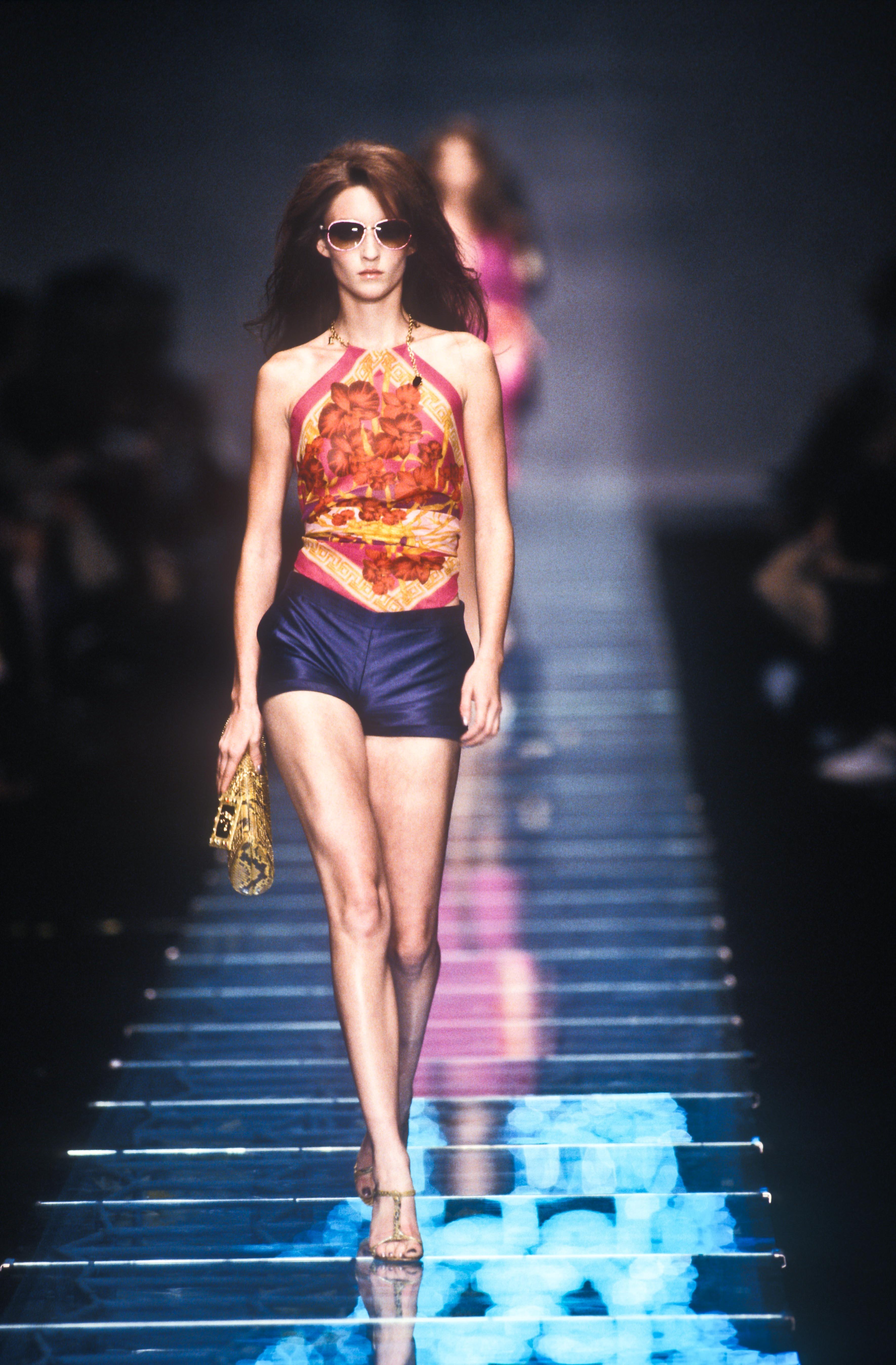 Presenting a silk Atelier Versace print scarf Medusa chain top. Designed under the creative direction of Donatella Versace for the Spring/Summer 2000 collection. This top debuted on the runway on Audrey Marnay with a similar top featured in the