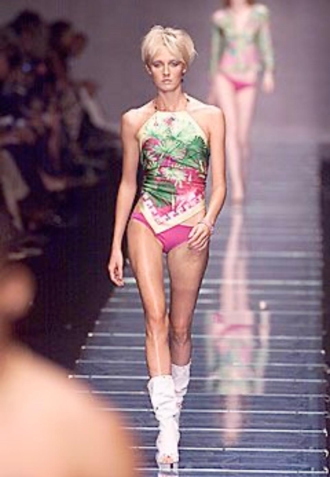 Haut Medusa Gianni Versace by Donatella en soie imprimé bambou avec écharpe à chaînes, P/E 2000 Excellent état - En vente à West Hollywood, CA