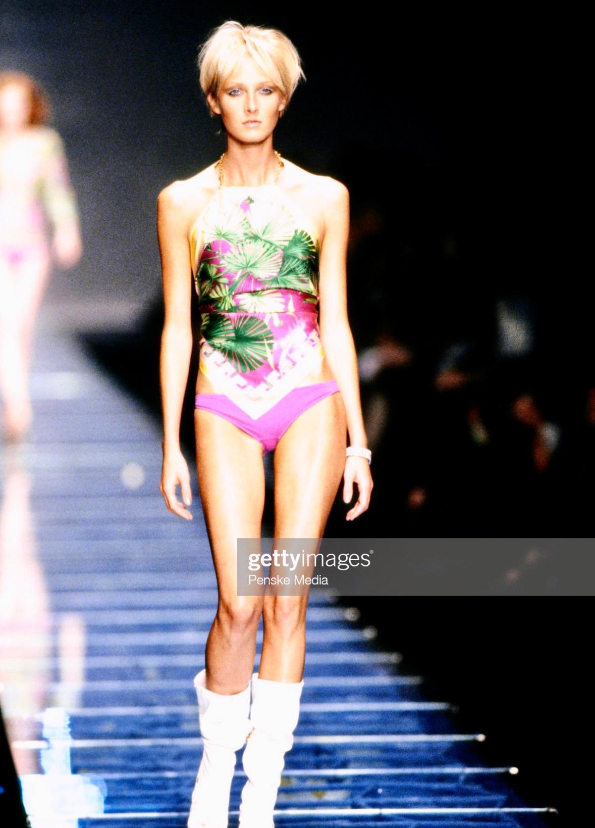 S/S 2000 Gianni Versace by Donatella - Haut Medusa en soie imprimé palmier avec chaîne et écharpe en vente 2