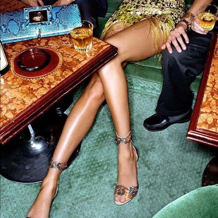 Nous vous présentons une paire de magnifiques talons Gianni Versace en strass doré, dessinés par Donatella Versace. Issus de la collection Printemps/Eté 2000, ces superbes talons présentent un design abstrait composé de strass cuivrés, argentés et