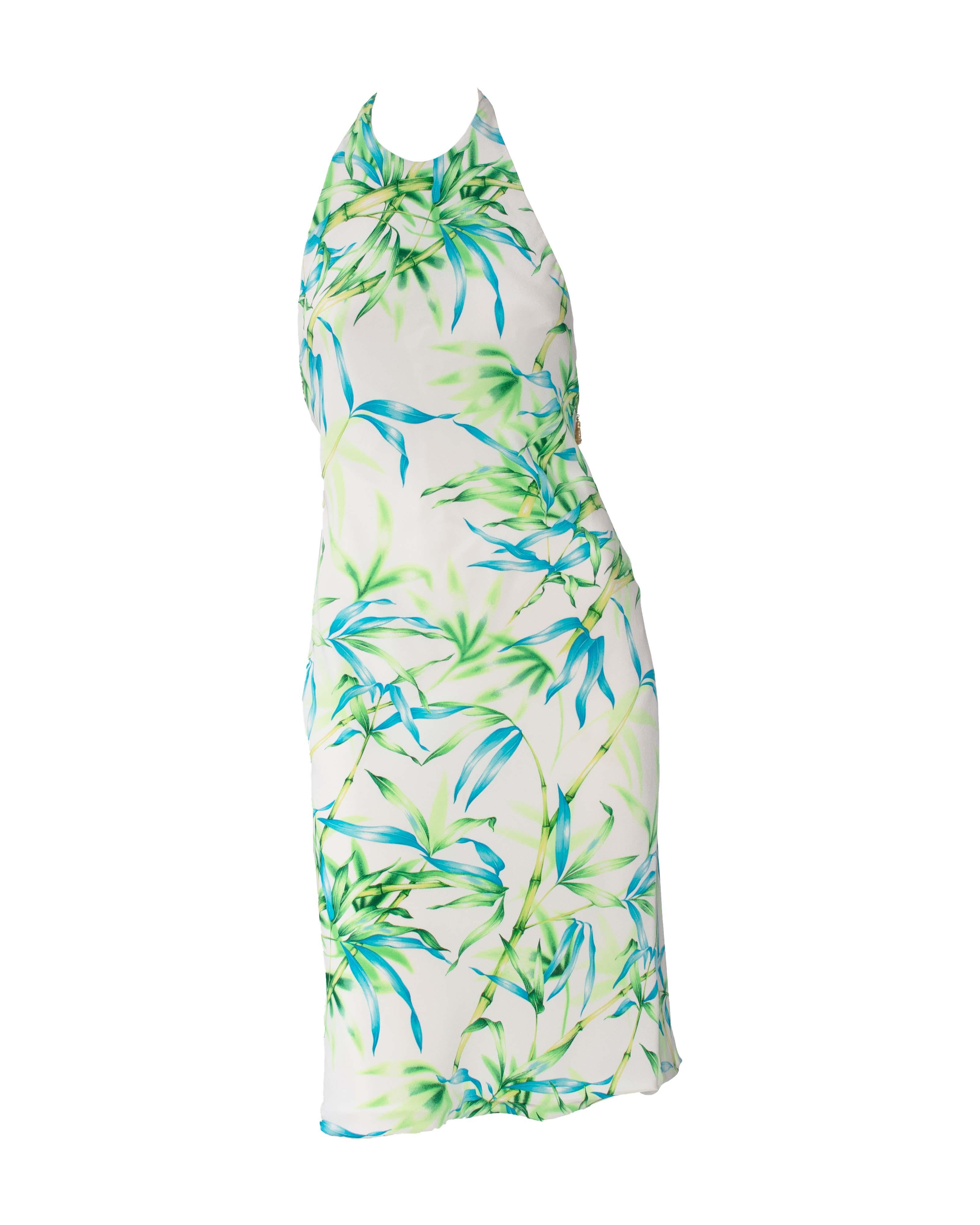 Wir präsentieren ein ikonisches Kleid mit Dschungelprint aus der S/S 2000 Kollektion von Donatella Versace. Dieses atemberaubende Kleid hat das gleiche Muster, aber eine andere Farbkombination als das berüchtigte Dschungelkleid von JLo Versace.