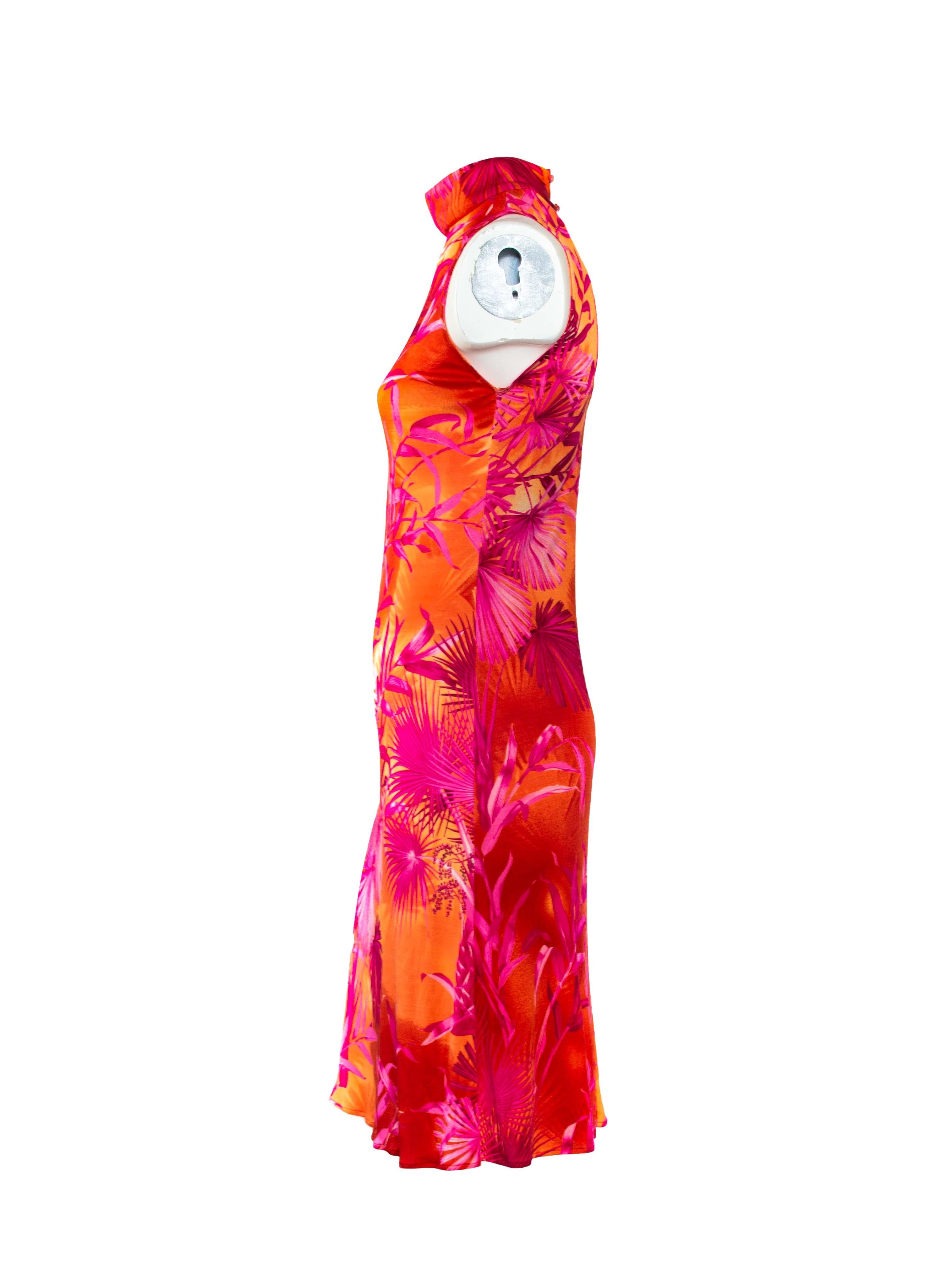 Dieses kultige Kleid mit Dschungelmuster aus der Frühjahr/Sommer-Kollektion 2000 wurde von Donatella Versace entworfen. Dieses atemberaubende Kleid hat das gleiche Muster, aber eine andere Farbkombination als das berüchtigte Dschungelkleid von JLo