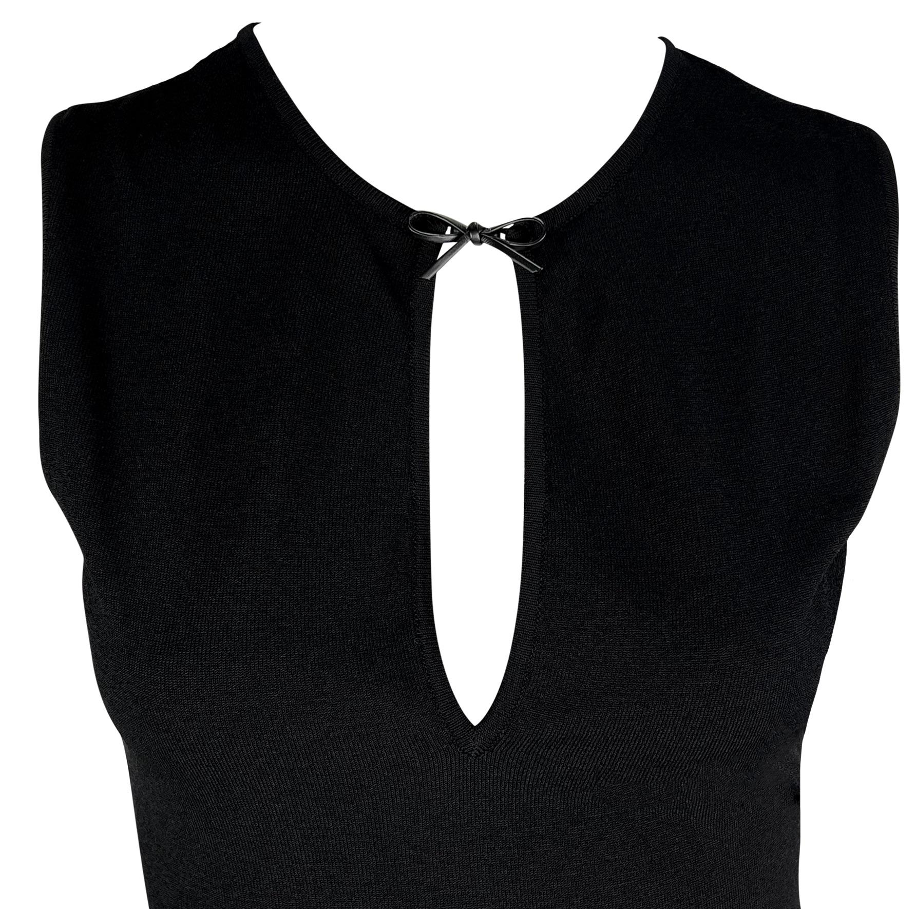 Tom Ford entwarf dieses figurbetonte schwarze Stretch-Kleid als Teil der Gucci Frühjahr/Sommer 2000 Kollektion. Dieses mittellange Body Con Kleid hat einen tiefen Ausschnitt, der mit einer zierlichen Lederschleife akzentuiert ist. 

Ungefähre