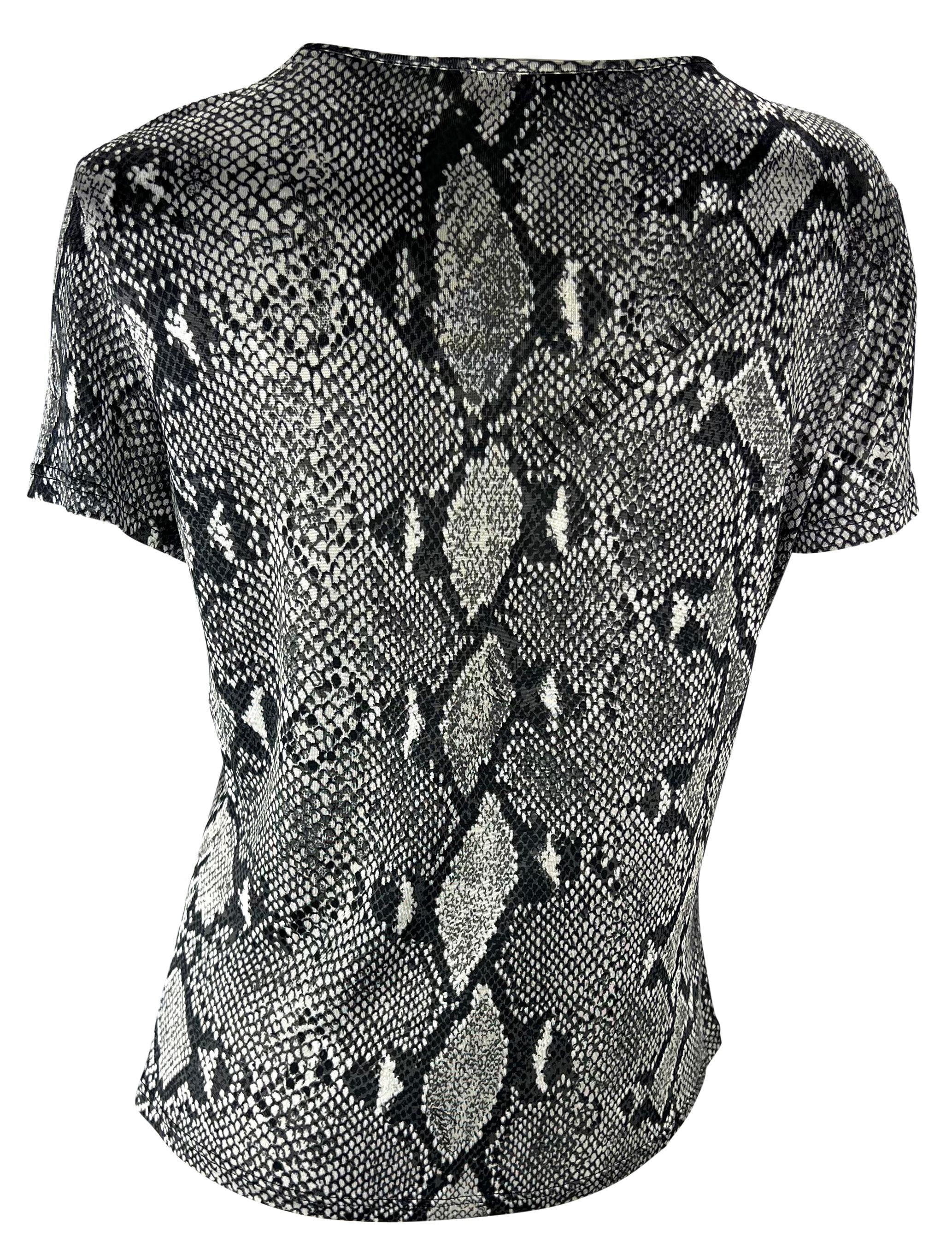 S/S 2000 Gucci by Tom Ford Maglietta in viscosa con stampa del logo del serpente bianco e nero Y2K In condizioni ottime in vendita a West Hollywood, CA