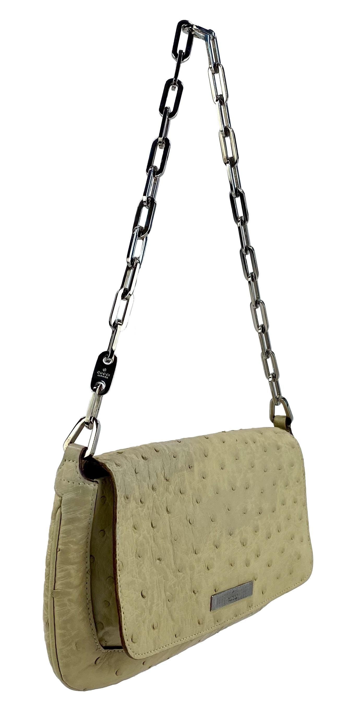 Voici un magnifique sac Gucci en cuir d'autruche avec une poignée en maillons de chaîne, conçu par Tom Ford. Ce sac de la collection printemps/été 2000 est presque entièrement en peau d'autruche avec un intérieur en nylon. De nombreux sacs comme