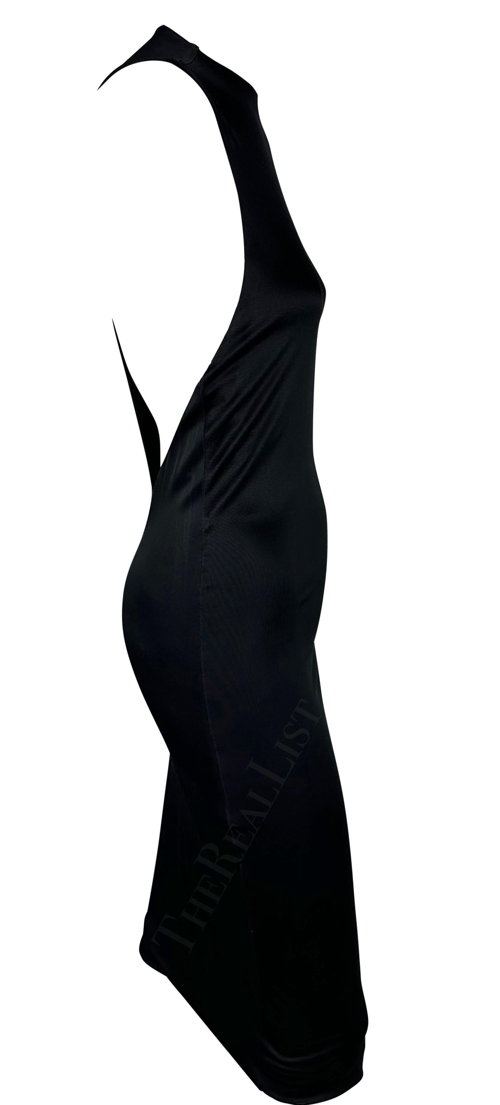 Presentamos un elegante vestido asimétrico de viscosa diseñado por Tom Ford para la colección Primavera/Verano 2000 de Gucci.  Ford describió la colección como 
