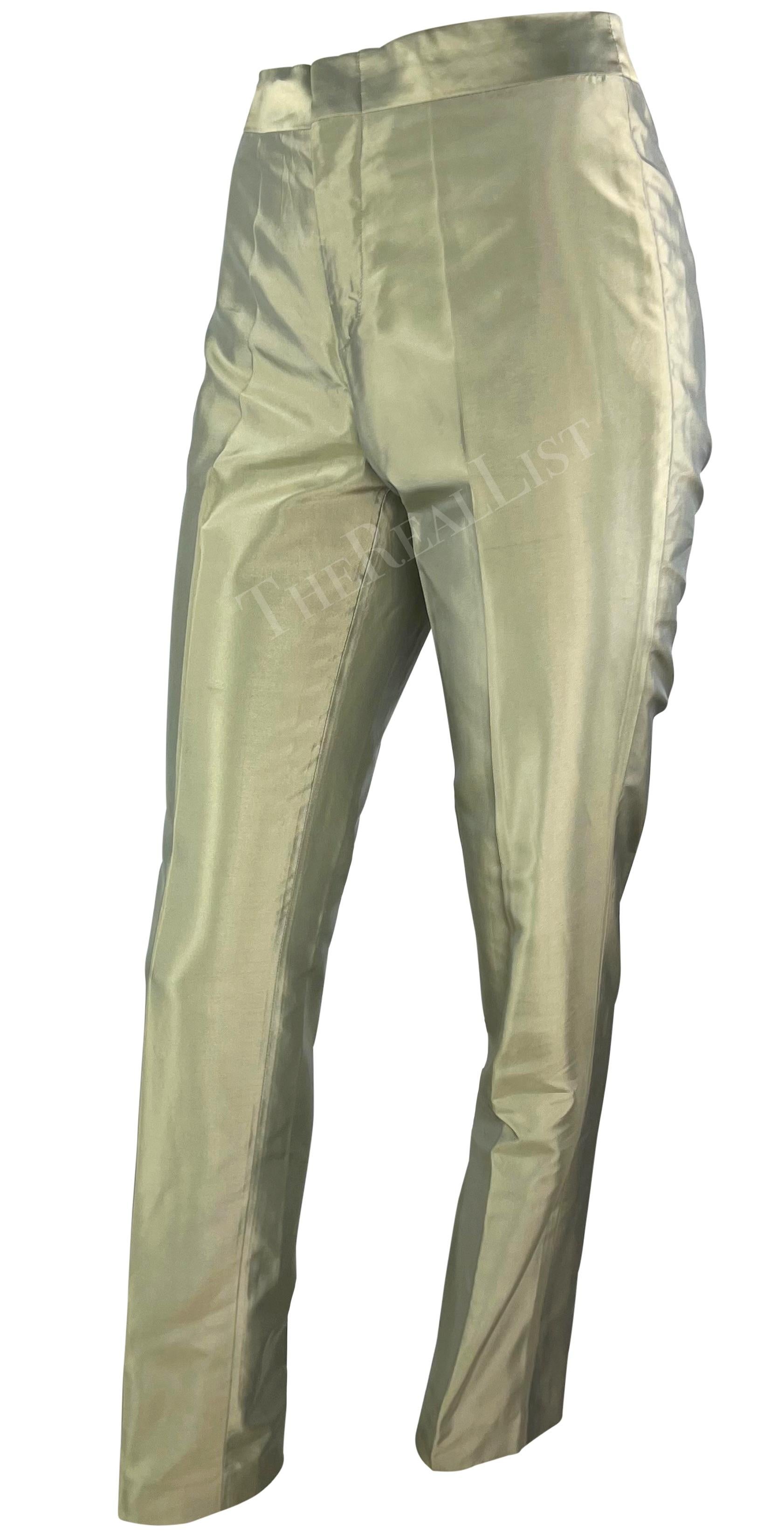 Présentation d'un pantalon vert clair irisé Gucci, dessiné par Tom Ford. Issu de la collection printemps/été 2000, ce pantalon est entièrement réalisé en soie irisée et chatoyante vert clair. Doté d'une taille haute et de plis, ce pantalon cigarette