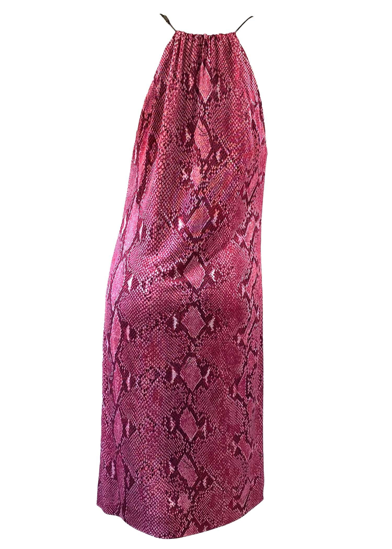 De las mujeres S/S 2000 Gucci by Tom Ford Vestido de tirantes en piel de viscosa con estampado de serpiente rosa en venta