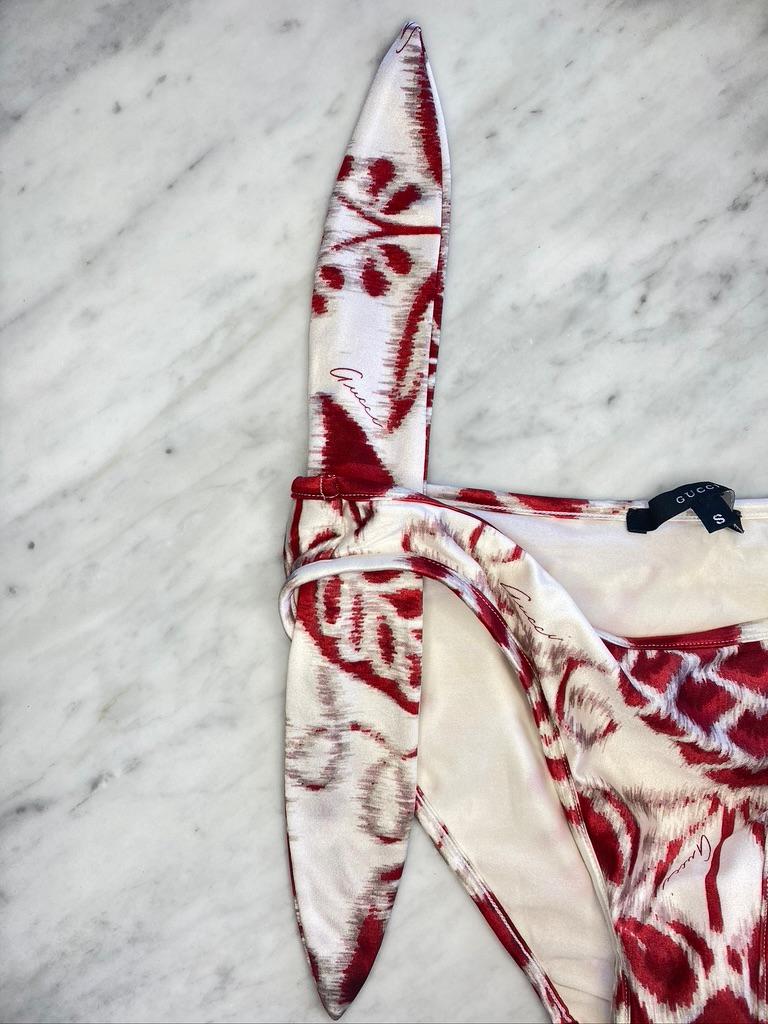S/S 2000 Gucci by Tom Ford Red Havana Print Tie White Bikini Set In Excellent Condition For Sale In West Hollywood, CA