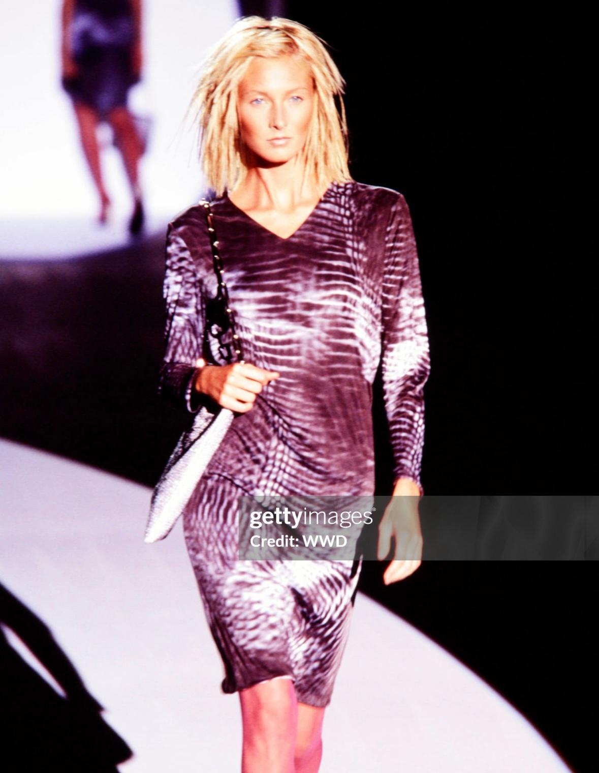 Noir Robe à col en V en viscose à imprimé abstrait défilé Gucci by Tom Ford, P/E 2000 en vente