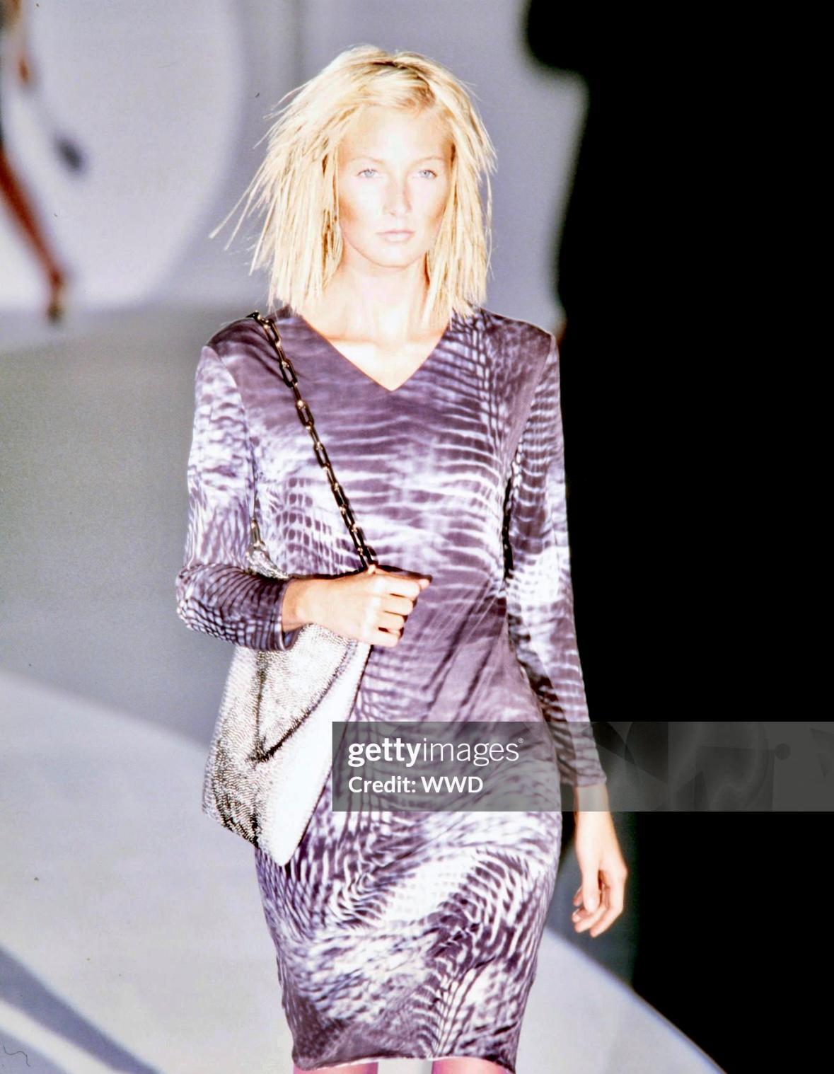 Robe à col en V en viscose à imprimé abstrait défilé Gucci by Tom Ford, P/E 2000 Pour femmes en vente