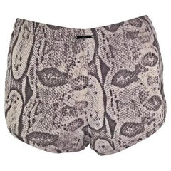 Mini Shorts con stampa a pelle di serpente della passerella Gucci by Tom Ford per la P/E 2000