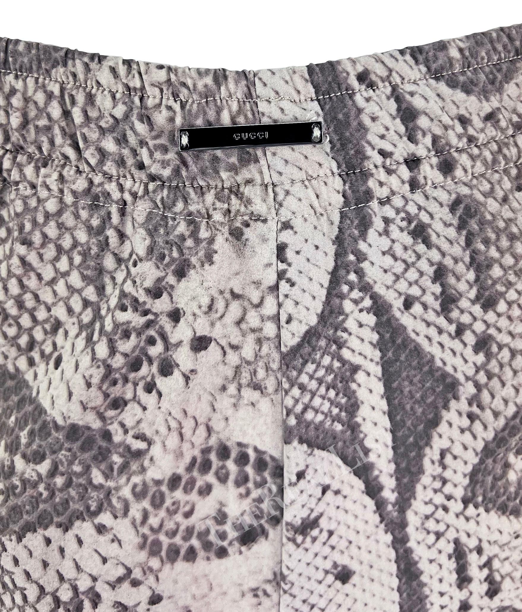 F/S 2000 Gucci by Tom Ford Laufsteg Mini-Shorts mit Schlangenhautdruck im Zustand „Gut“ im Angebot in West Hollywood, CA
