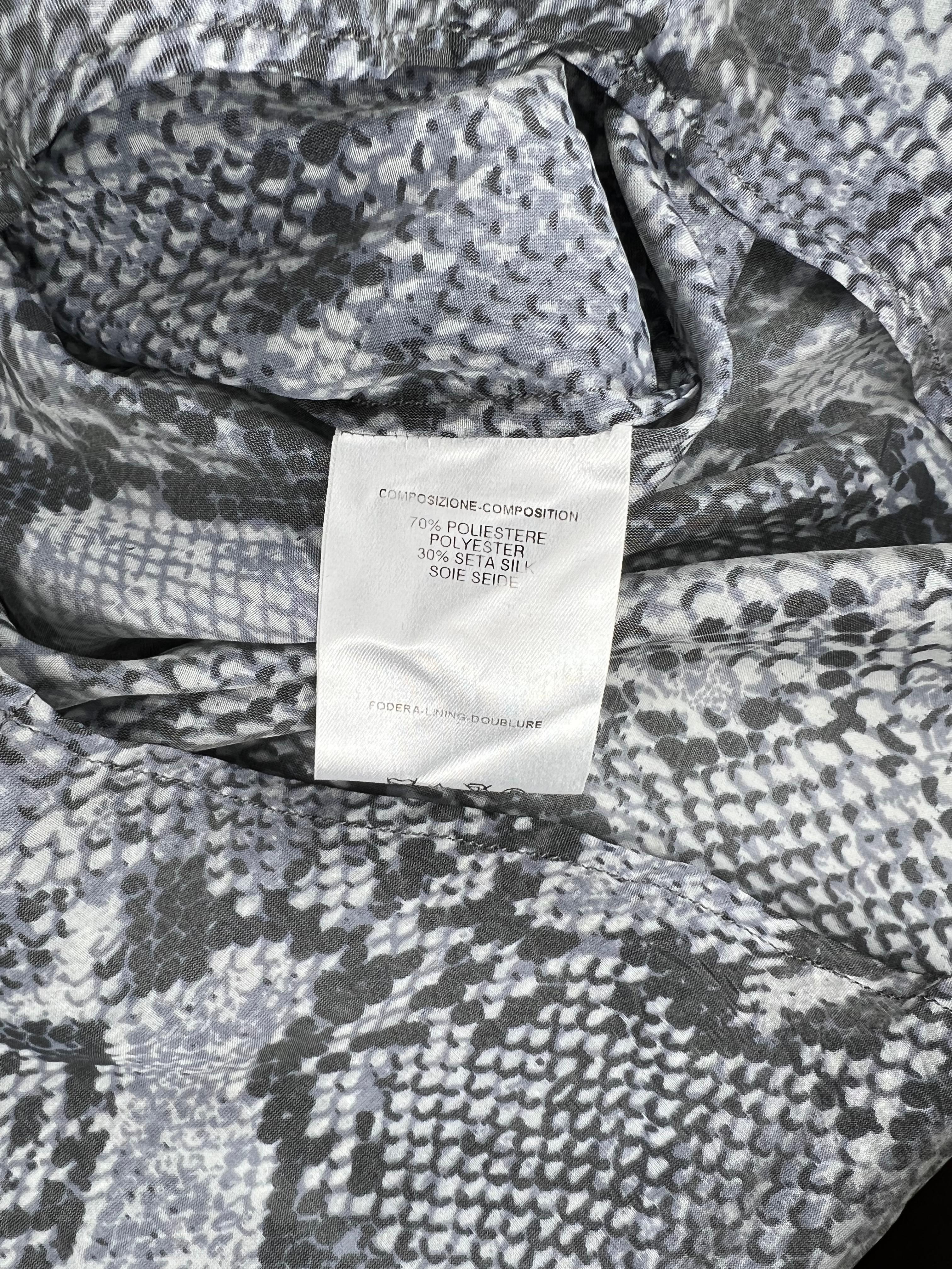 P/E 2000 Gucci by Tom Ford Top con stampa serpente plissettata e fiocco di figa con bottone in vendita 5