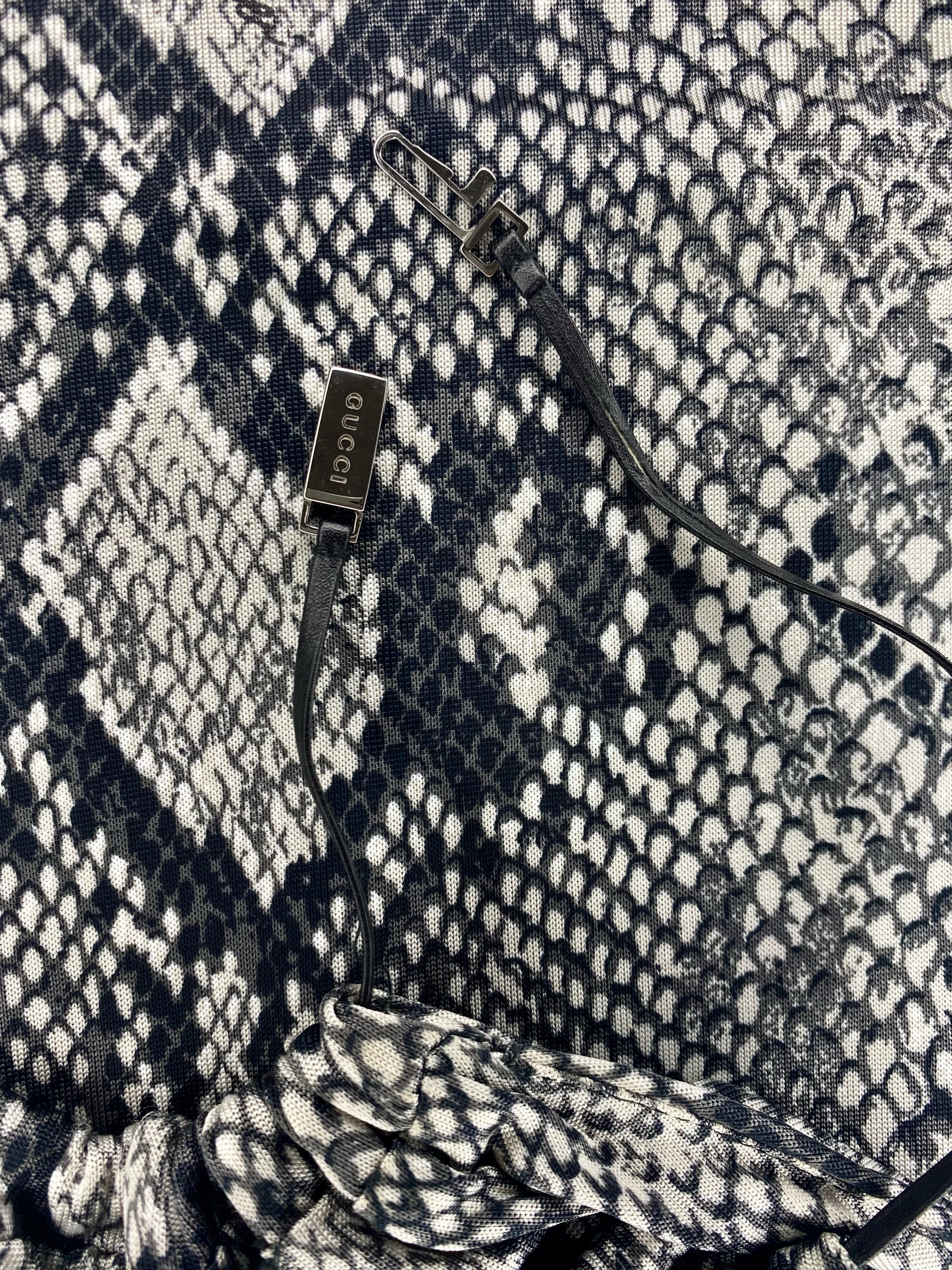 Gucci par Tom Ford - Robe plongeante à bretelles en cuir et viscose imprimé serpent, P/E 2000 en vente 4