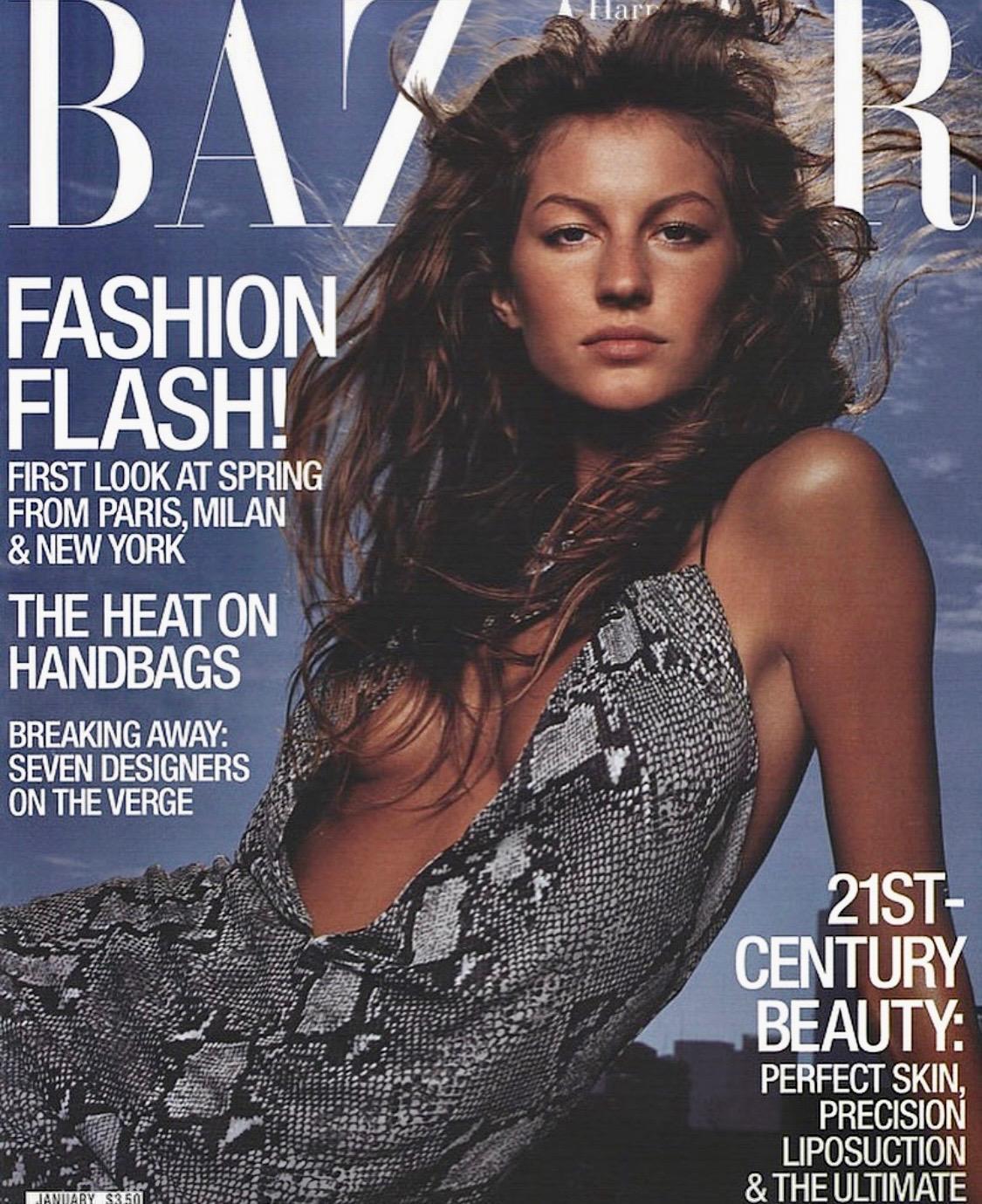 Cette robe en viscose à imprimé serpent et décolleté plongeant a été conçue par Tom Ford pour Gucci. Cette pièce a fait ses débuts en tant que look numéro 2 sur Danita Angell pour la collection de défilés printemps/été 2000, que Ford a décrite comme