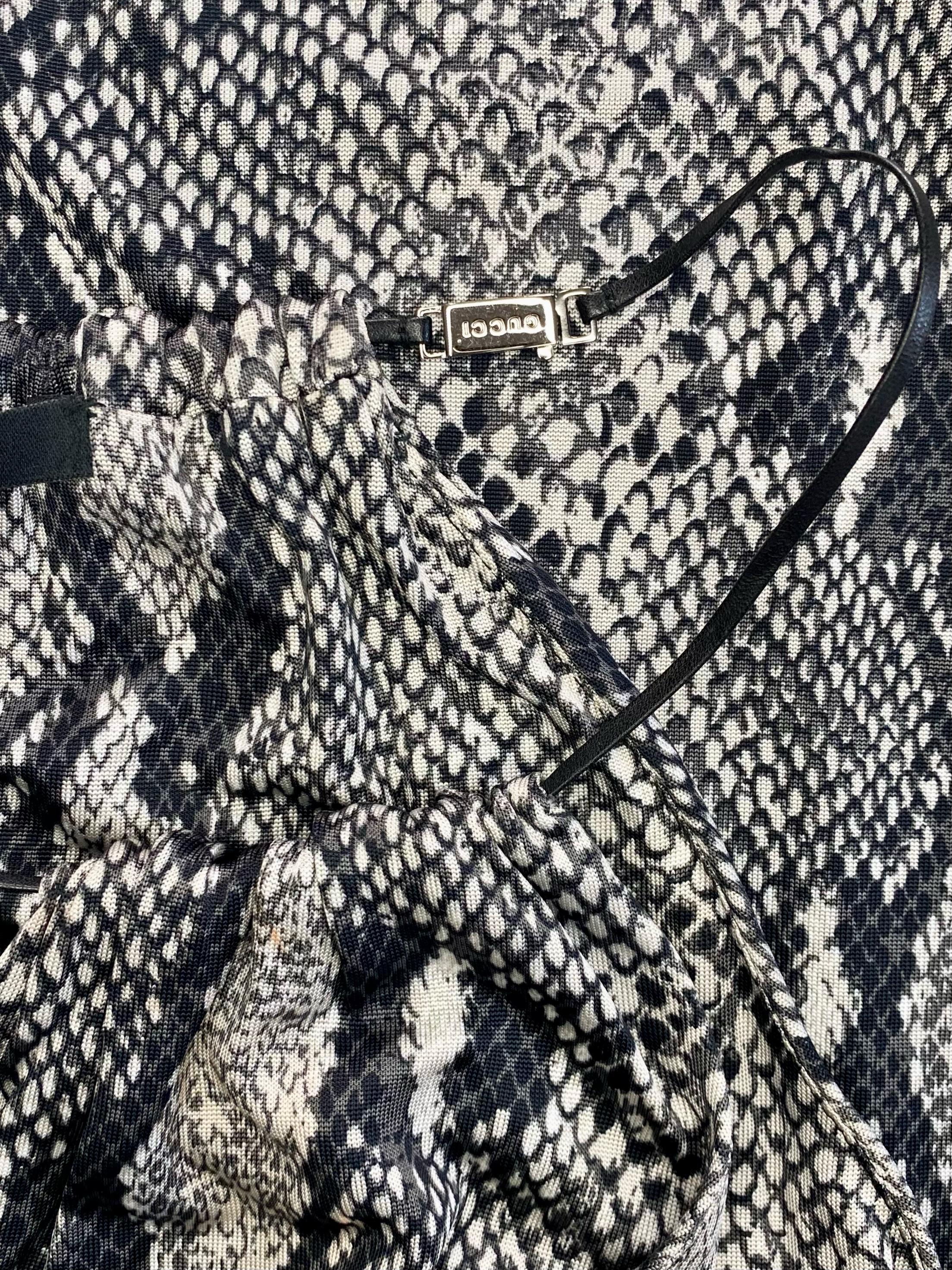 F/S 2000 Gucci by Tom Ford Tief ausgeschnittenes Kleid aus Viskose mit Schlangendruck und Lederriemen im Angebot 5