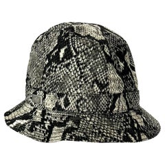 S/S 2000 Gucci by Tom Ford Gorro de nylon gris con estampado de piel de serpiente