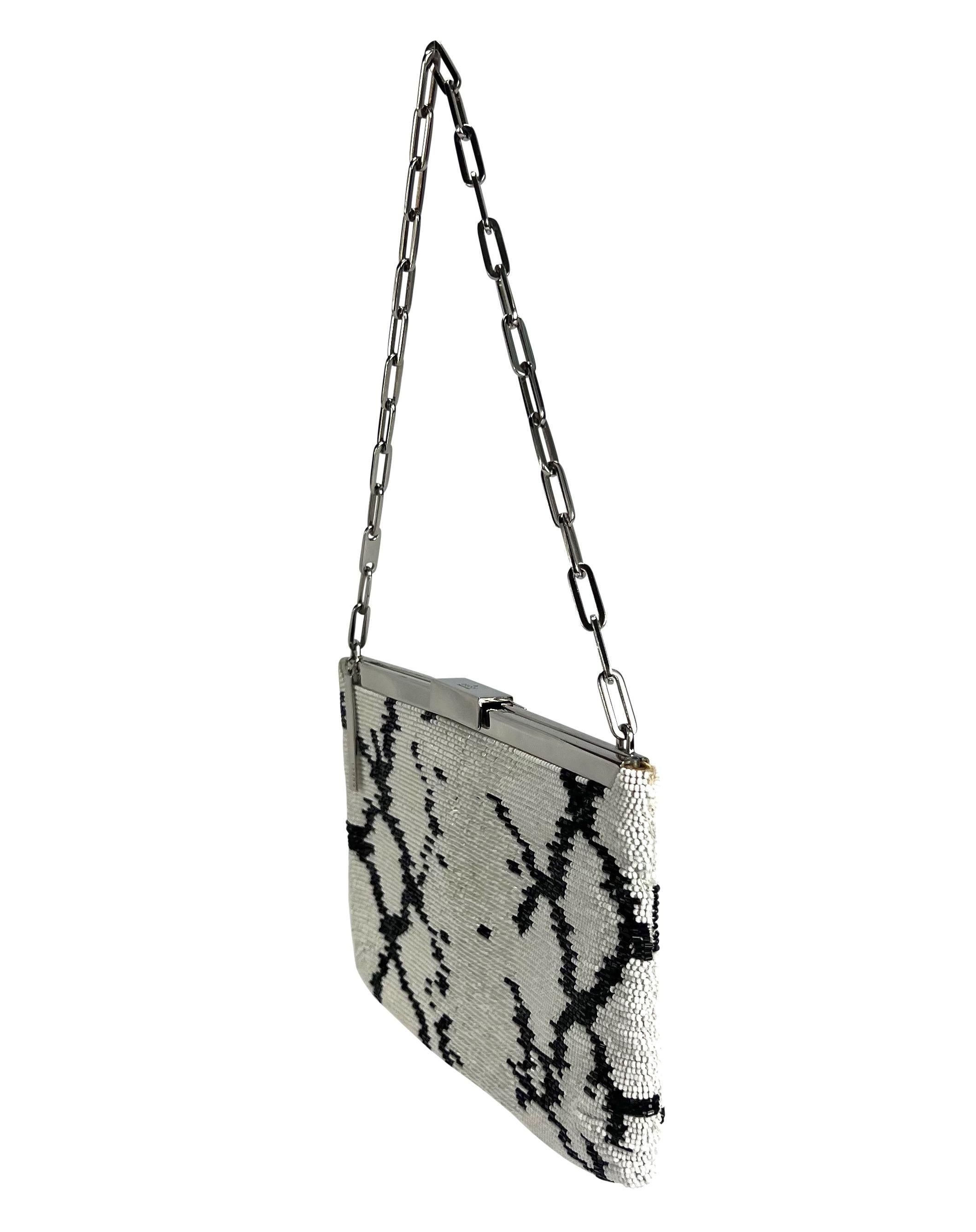 F/S 2000 Gucci by Tom Ford Weiße perlenbesetzte Kettentasche mit Schlangenhautdruck  (Grau) im Angebot