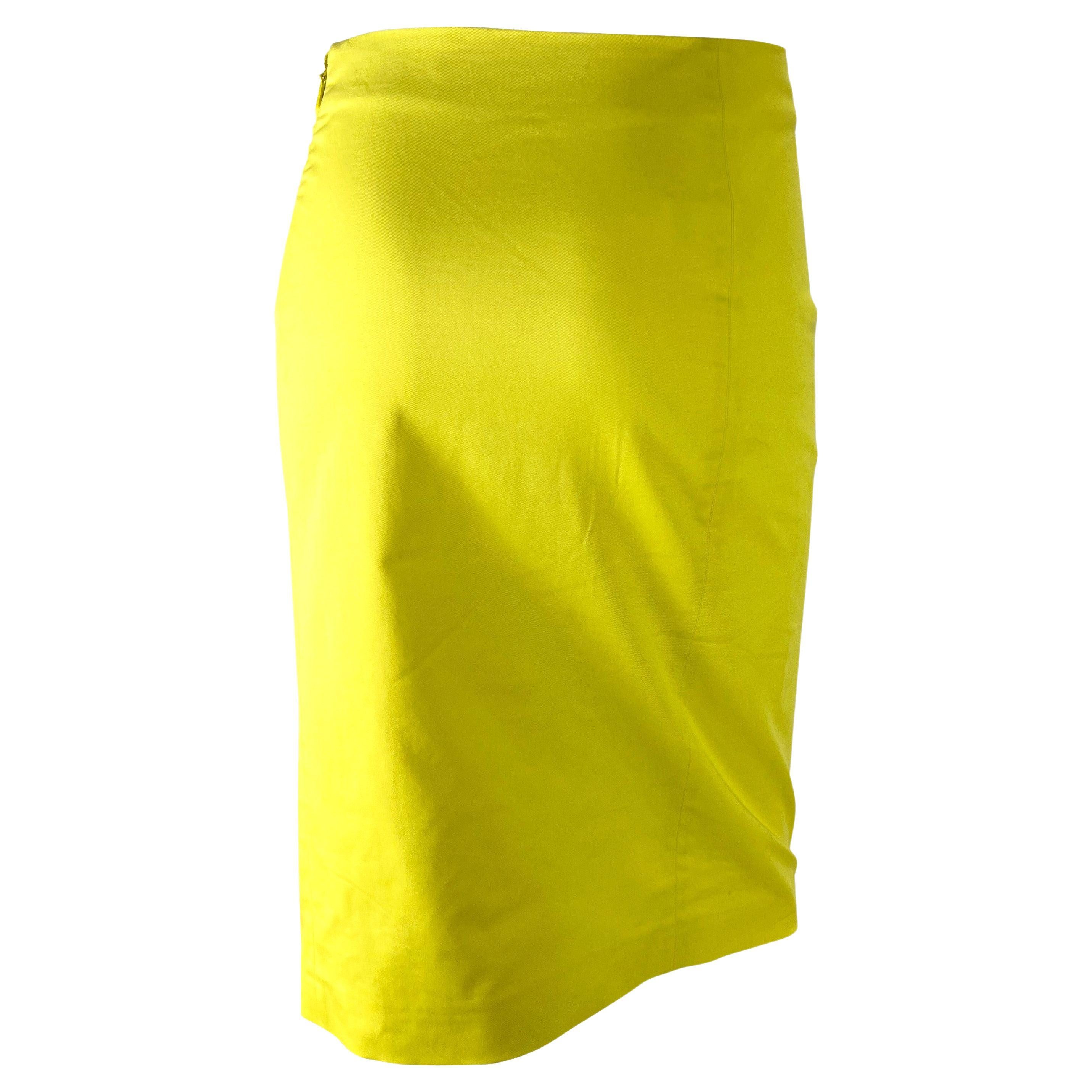 Women's S/S 2000 Gucci by Tom Ford Yellow Cotton Pencil Skirt Leather Bow Appliqué For Sale