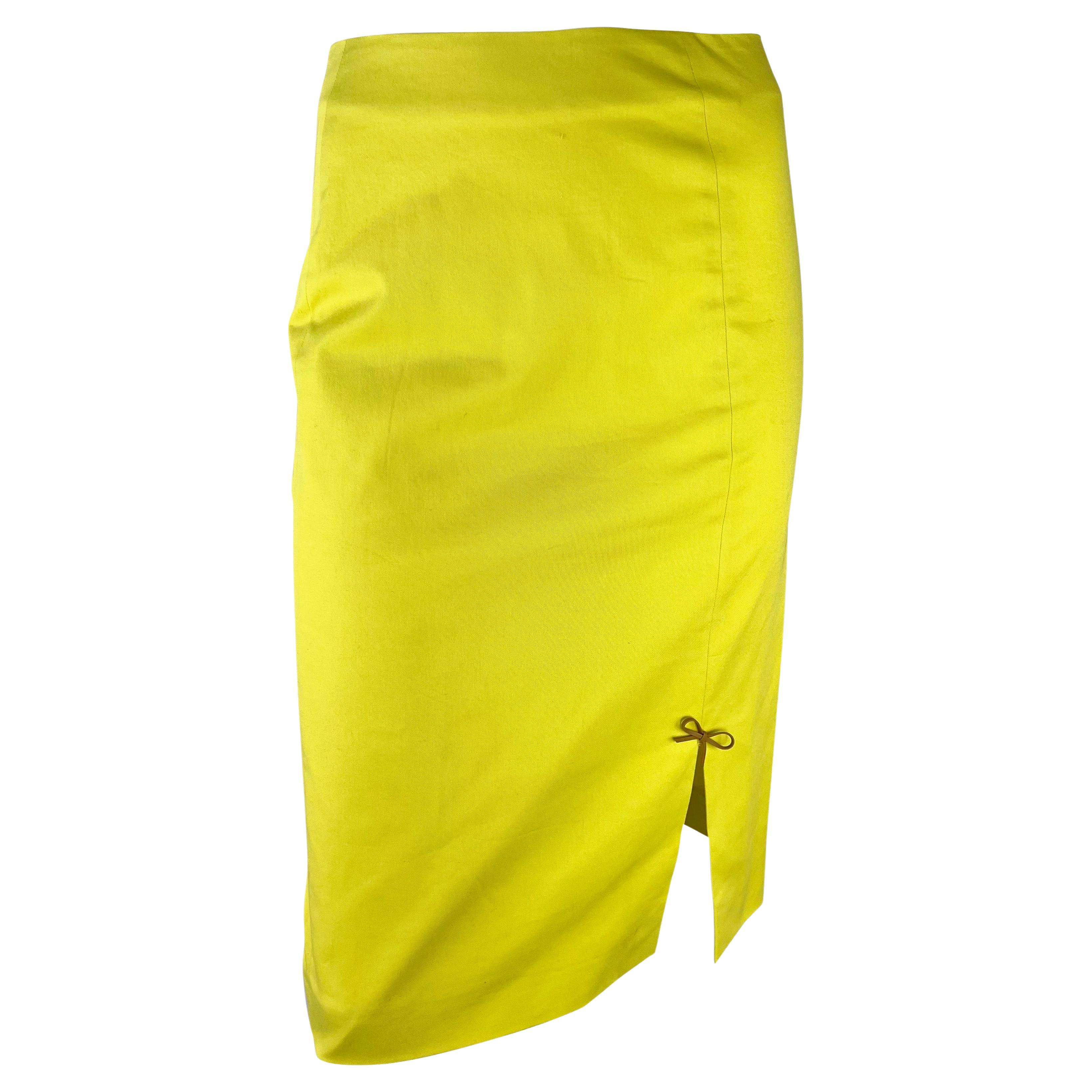 S/S 2000 Gucci by Tom Ford Yellow Cotton Pencil Skirt Leather Bow Appliqué For Sale