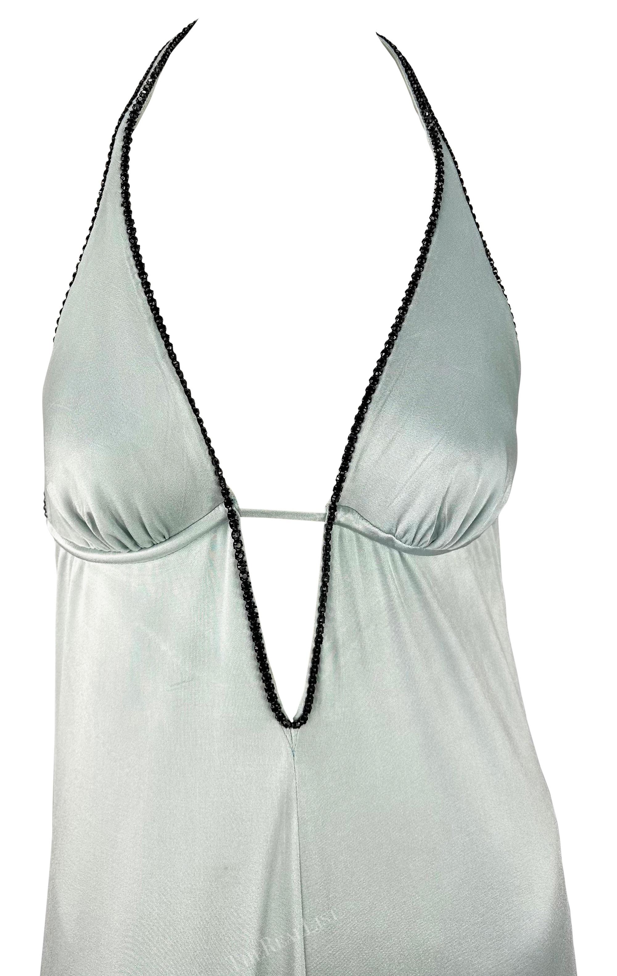 Dieses Neckholder-Kleid aus der Frühjahr/Sommer-Kollektion 2000 von Paco Rabanne ist aus glänzendem hellblauem Satin gefertigt. Es ist ein auffallend sinnliches Kleid mit tiefem Ausschnitt und freiliegendem Rücken, beides verziert mit glatten