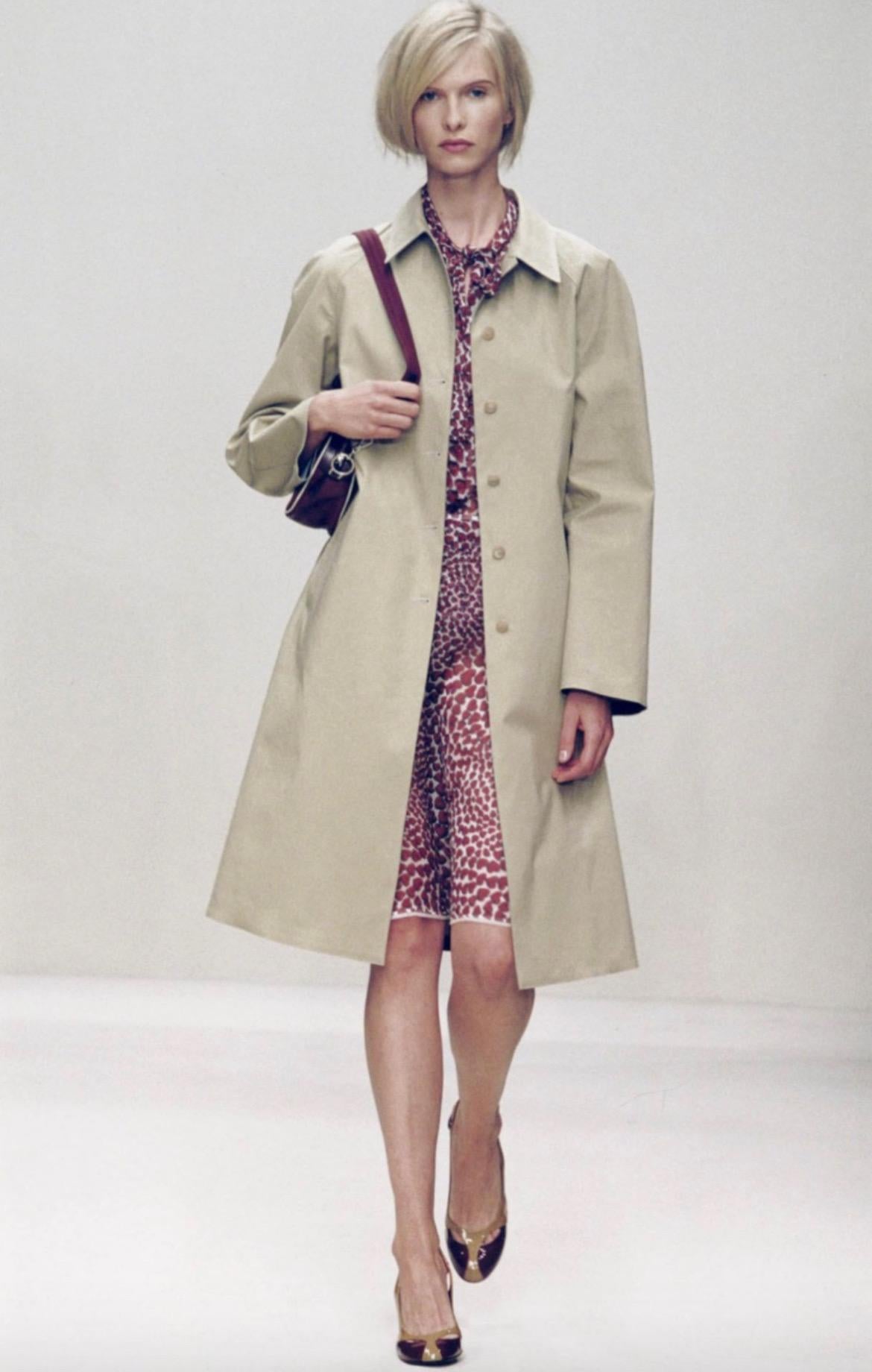 Voici une magnifique jupe portefeuille semi-transparente Prada à imprimé lèvres. Issue de la collection printemps/été 2000, une version de cette jupe a fait ses débuts sur le podium de la saison dans le look 11 présenté par Christina Kruse.