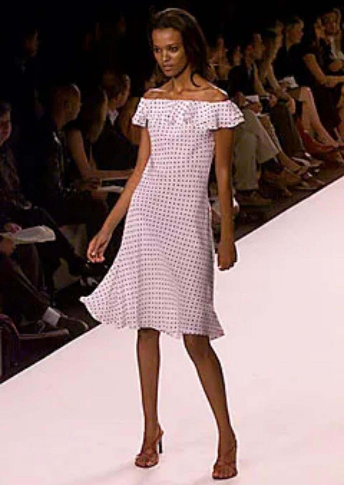 Dalla collezione Primavera/Estate 2000 di Ralph Lauren, questo abito in chiffon di seta blu navy presenta una stampa a pois bianchi, una scollatura a volant e una gonna morbidamente svasata. Realizzata in seta trasparente e leggera, la silhouette è