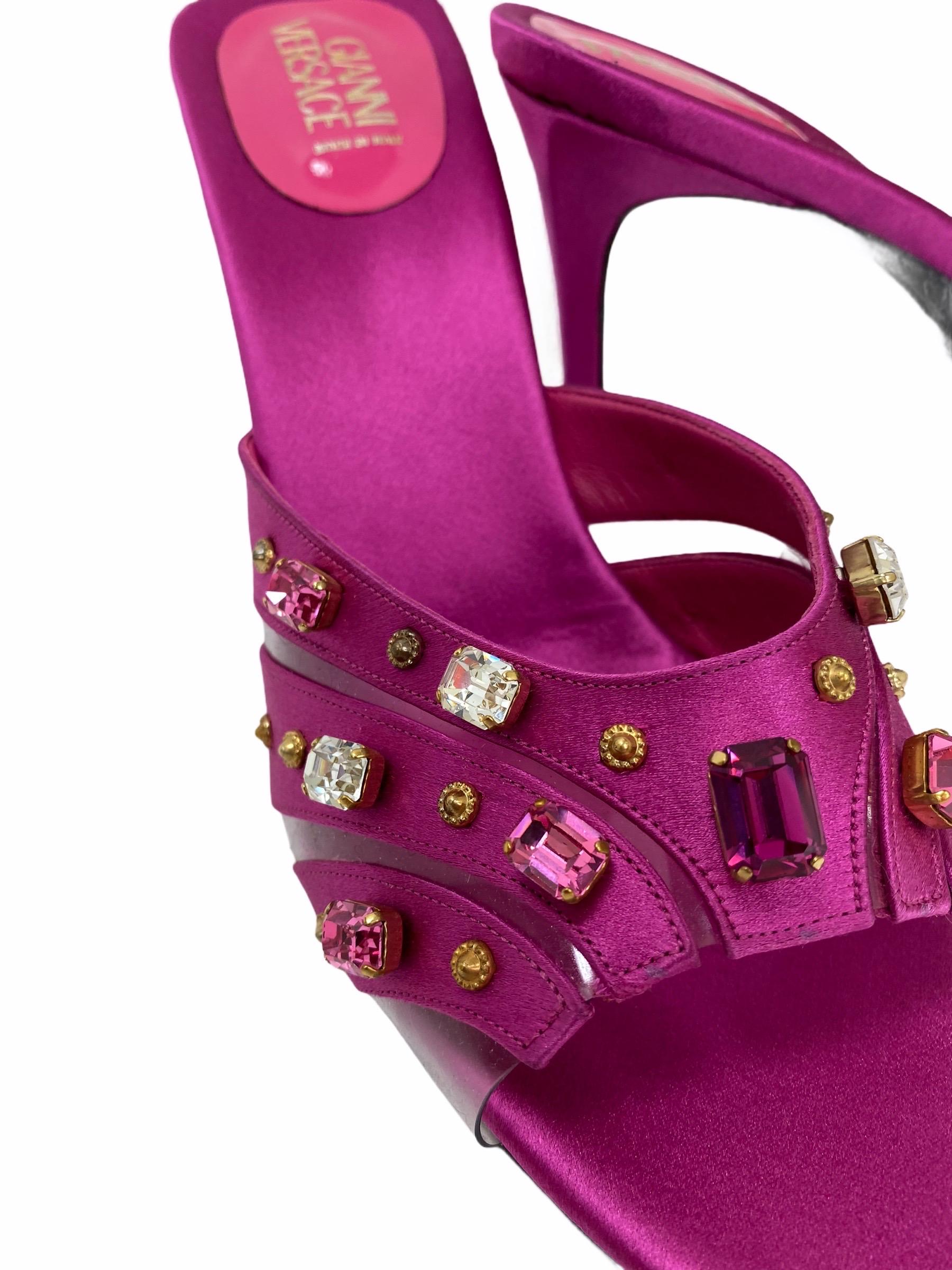Women's S/S 2000 Vintage Gianni Versace Crystal Embellished Pink Sandals 39.5 – 9.5 NWT For Sale