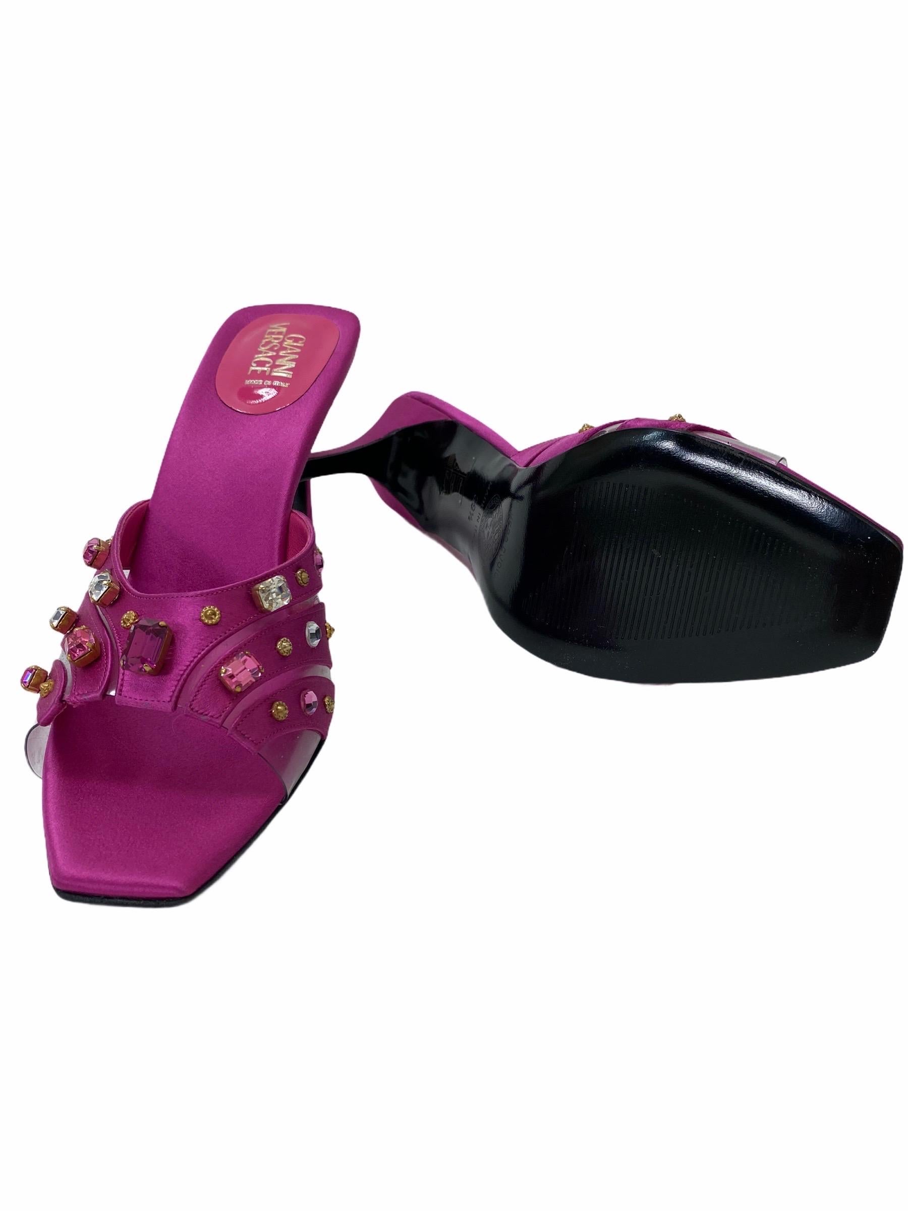 S/S 2000 Vintage Gianni Versace Crystal Embellished Pink Sandals 39.5 – 9.5 NWT For Sale 1