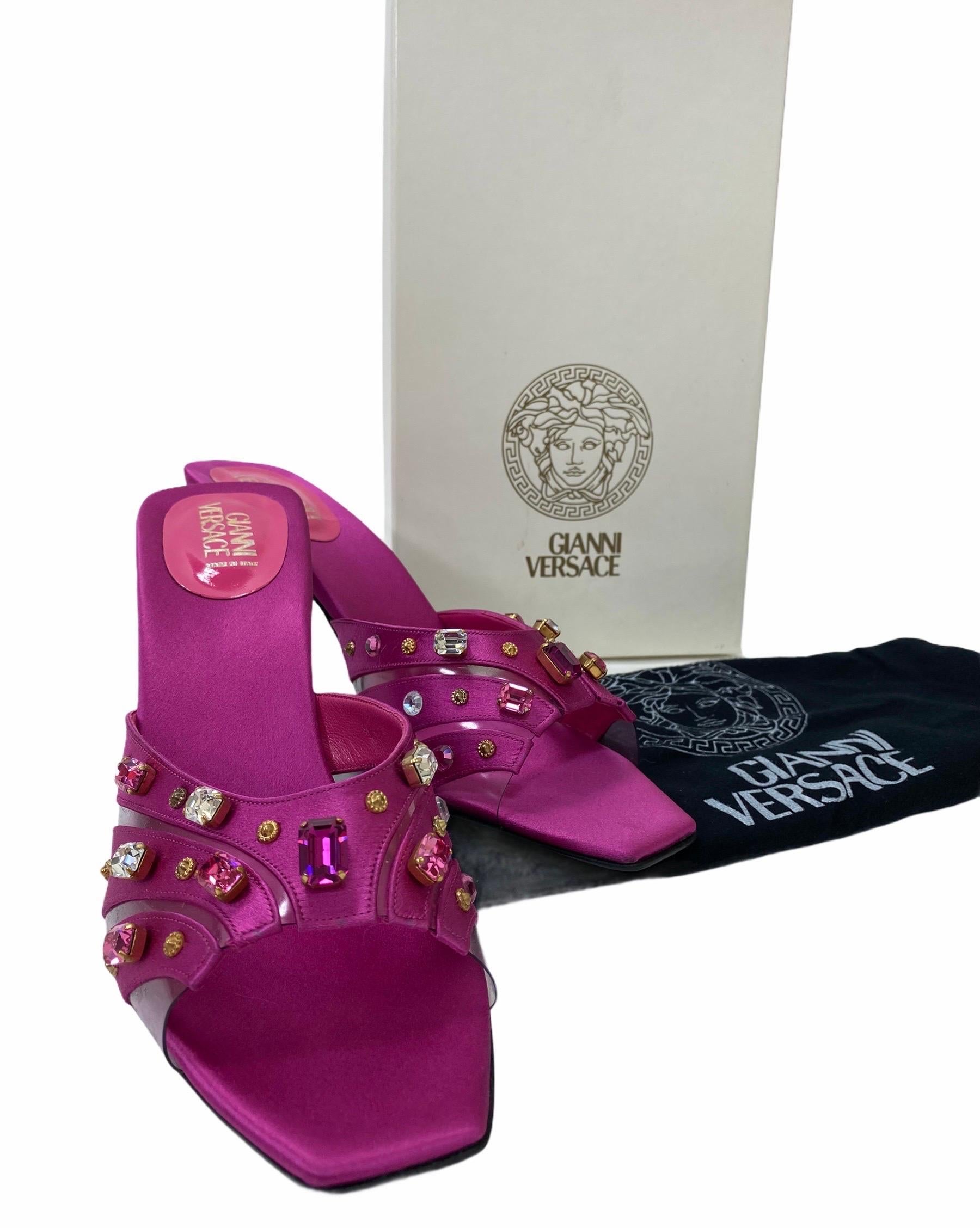 S/S 2000 Vintage Gianni Versace Crystal Embellished Pink Sandals 39.5 – 9.5 NWT For Sale 2