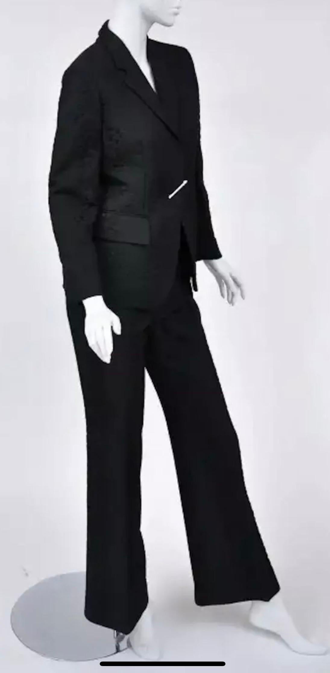 Black S/S 2000 Vintage Tom Ford for Gucci Crocodile textured Pant Suit with Pin 42 - 6 For Sale