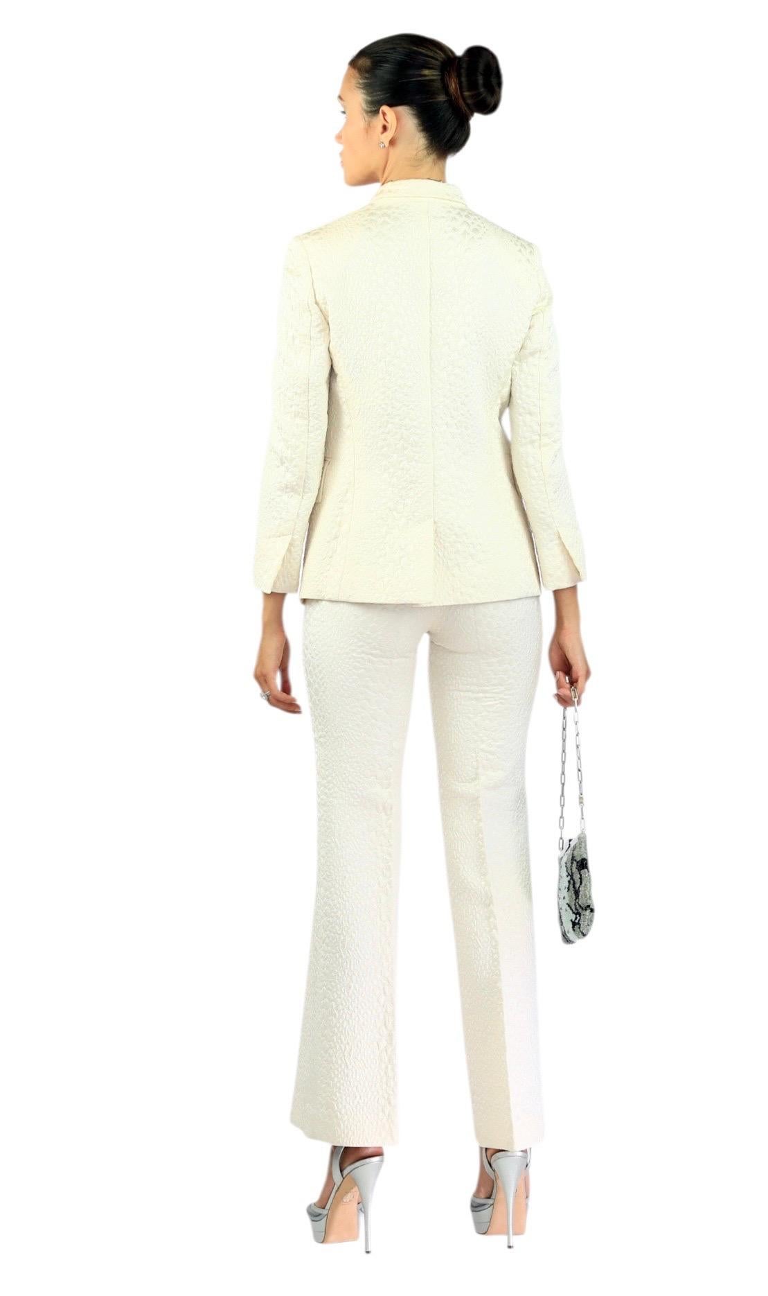S/S 2000
Tom Ford pour Gucci
Le tailleur pantalon en crocodile est orné d'une épingle en argent ornée de bijoux.
Couleur : Whiting
Non doublé
IT Taille 38, US - 2
Pantalon : taille (mesurée à plat) 12,5