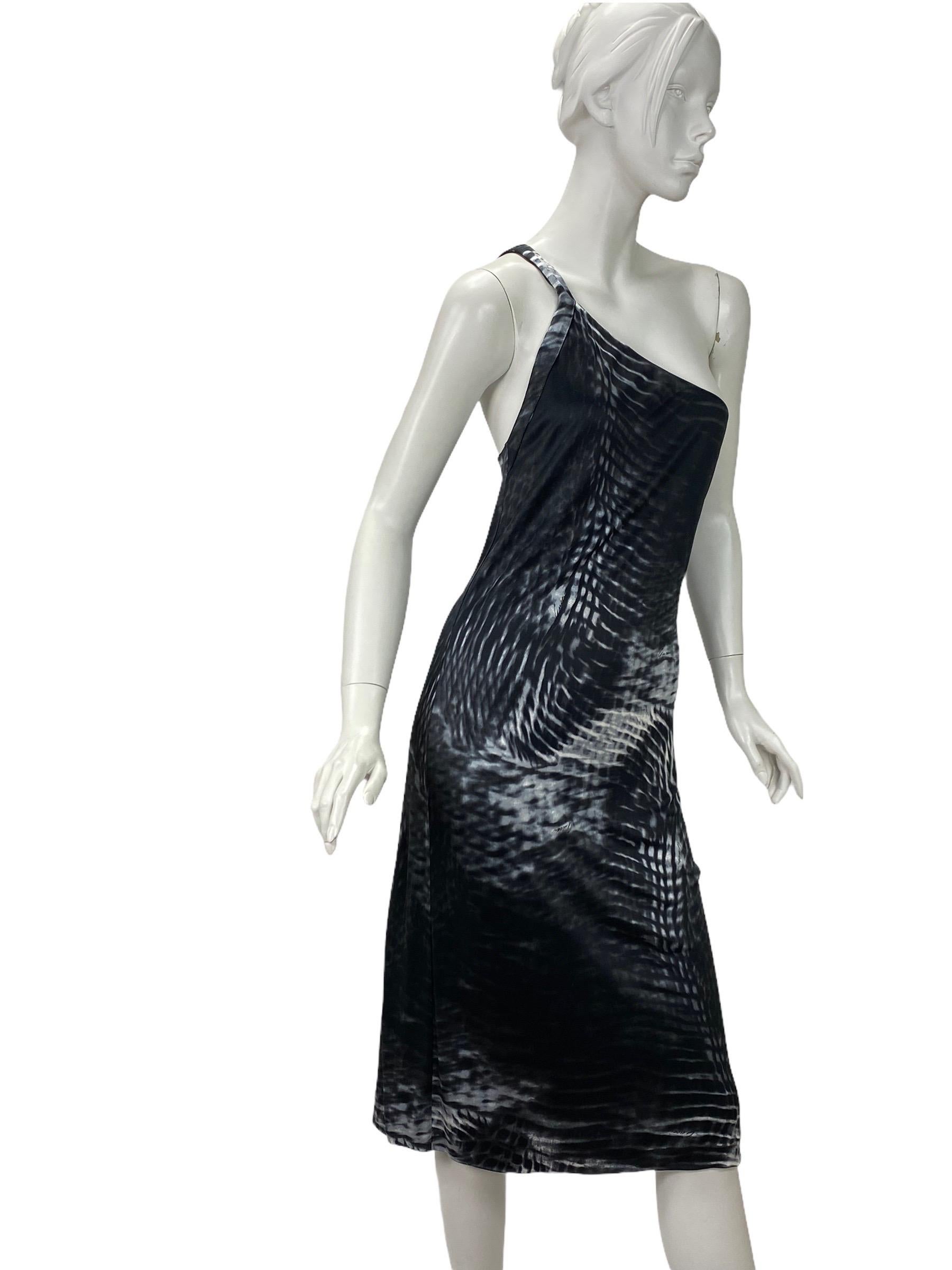 Tom Ford for Gucci dress
Spring/Summer 2000
One shoulder design, knee length, self lined.
IT Size 42 - US 6/8
Jersey has a lot of stretch. Total length is 44