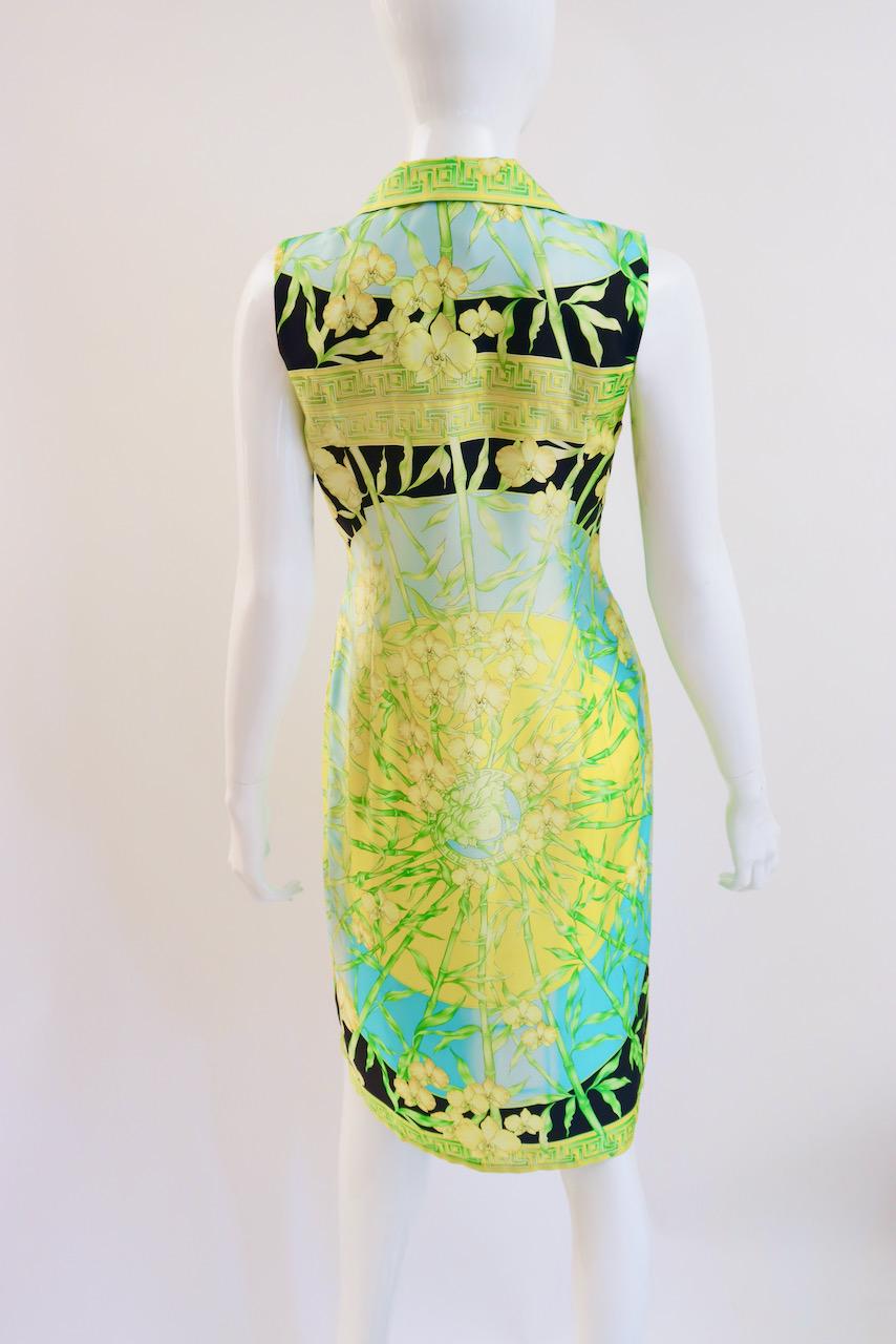 Rare Vintage S/S 2000 VERSACE Couture silk dress!  

Designer: Versace

Condition:  Excellent 

Size: 42, fits like a small-medium

Length: 40 inches including 

Bust: 17.5 inches around at the bust

Waist: 30 inches around at the waist, there is a