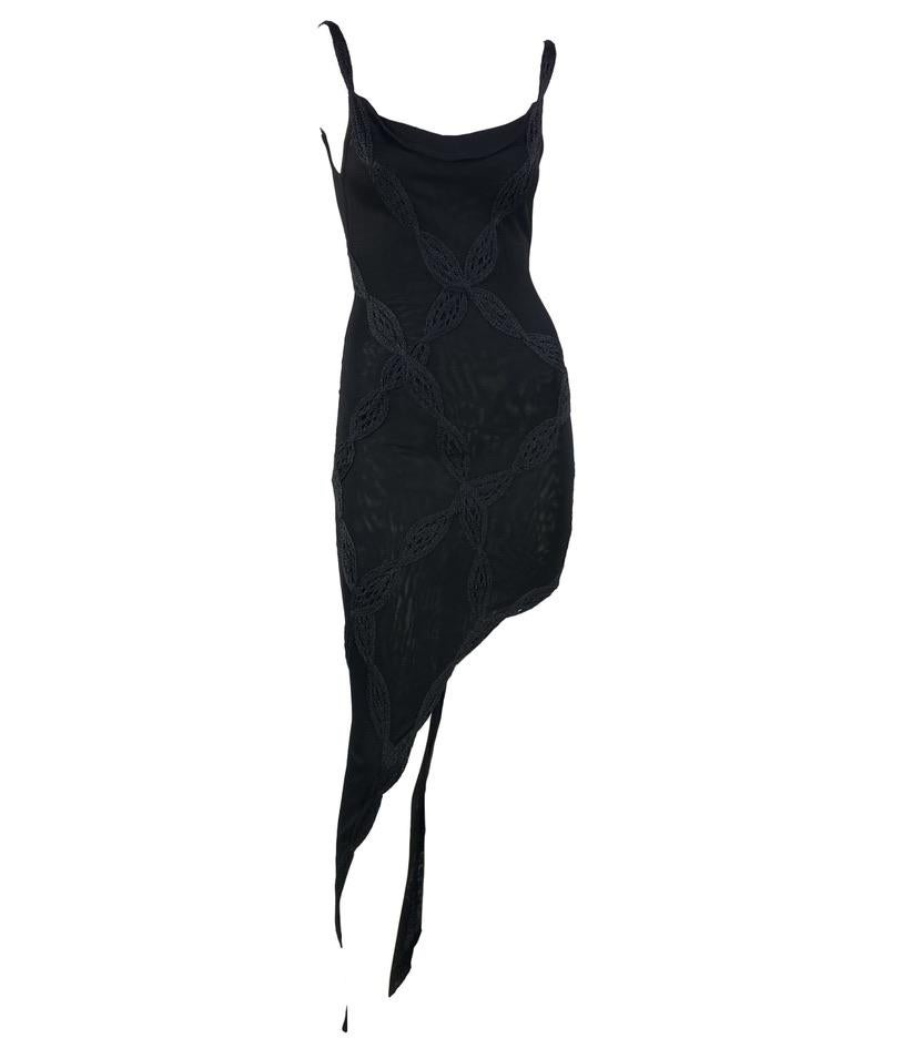 Présentation d'une séduisante robe en crochet à taille haute Christian Dior, dessinée par John Galliano. Issue de la collection printemps/été 2001, cette superbe robe en maille présente un décolleté en forme de cagoule, un dos échancré et un motif