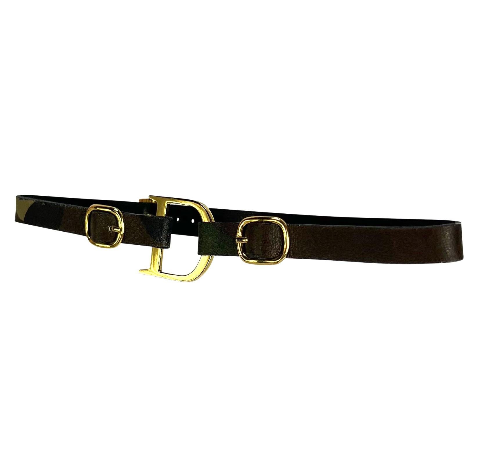 Présentation d'un tour de cou Christian Dior camouflage ton or conçu par John Galliano. Ce collier ras-de-cou de la collection printemps-été 2001 est orné d'un 