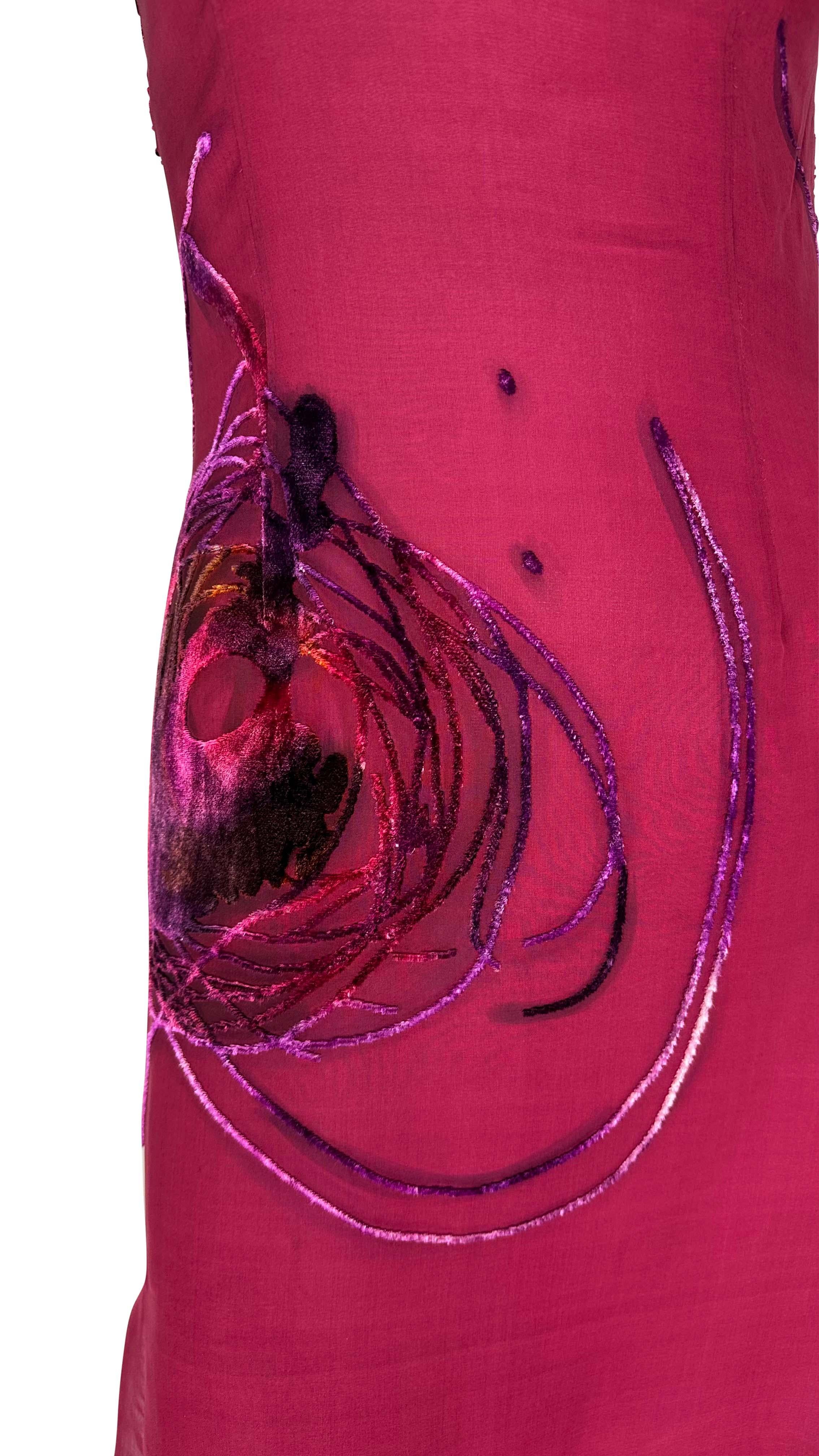 Présentation d'une fabuleuse robe midi marron Christian Dior, dessinée par John Galliano. Issue de la collection printemps/été 2001, cette magnifique robe est dotée de bretelles spaghetti, d'une jupe évasée et d'appliqués de velours teintés en forme