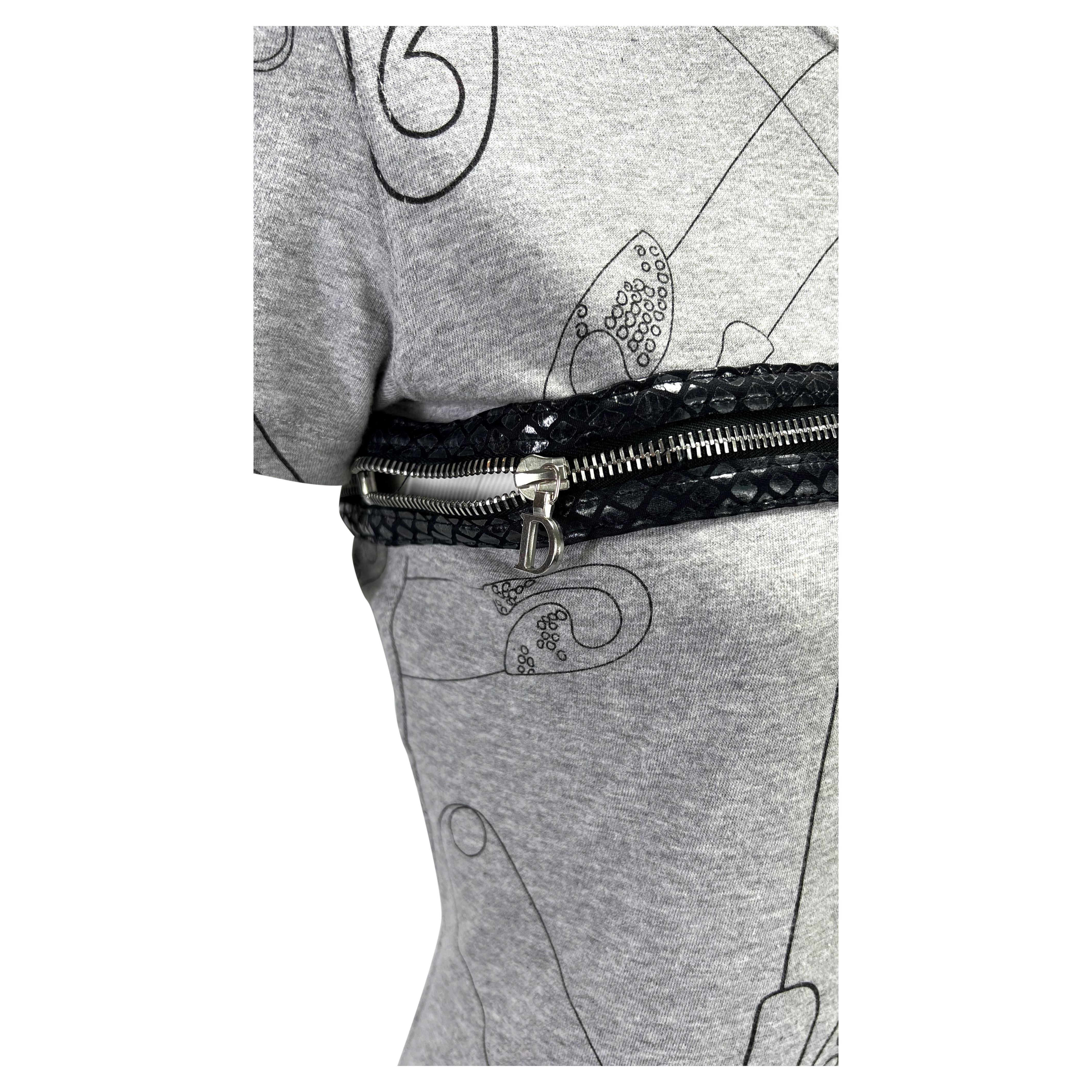F/S 2001 Christian Dior by John Galliano T-Shirt-Top mit Reißverschluss und Logo und Sicherheitsnadel im Zustand „Hervorragend“ im Angebot in West Hollywood, CA