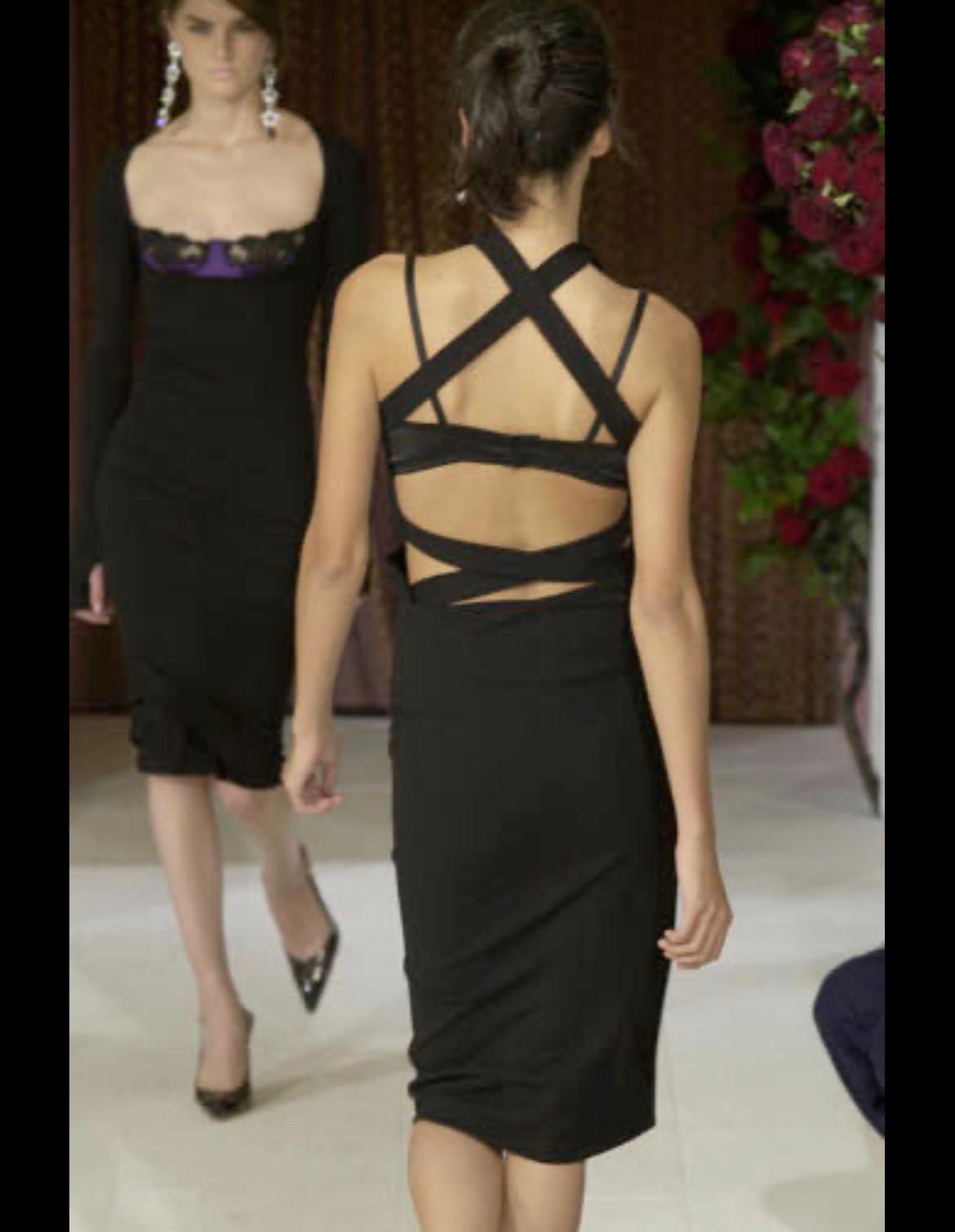 Elle présente une superbe robe noire Dolce & Gabbana dos nu. Issue de la collection printemps/été 2001, cette robe a fait ses débuts sur le podium de la saison en tant que look 5, porté par Caroline Ribeiro. La même robe a été portée par Kylie
