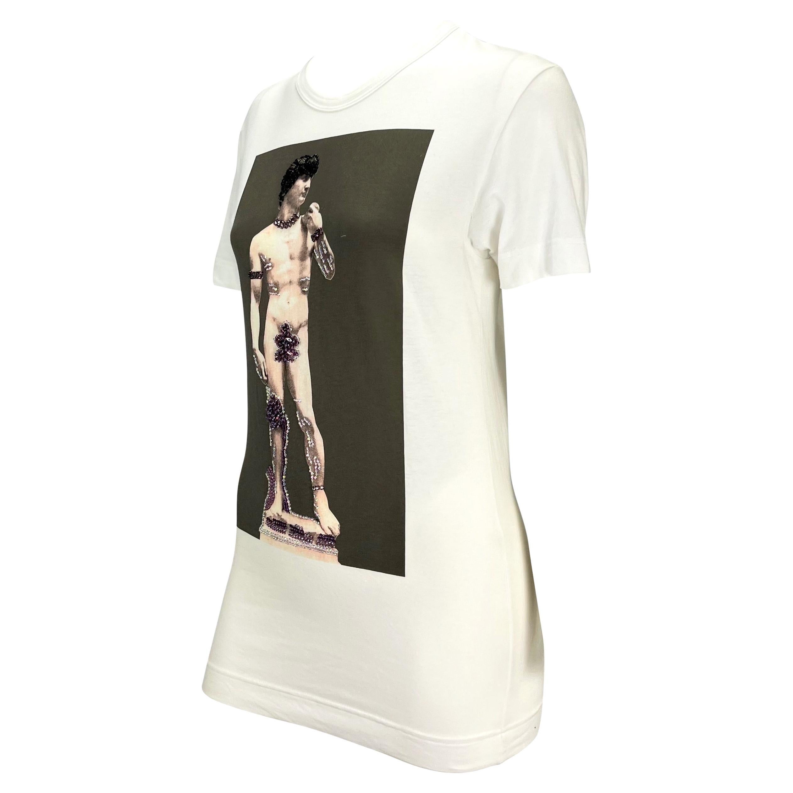 Ich präsentiere ein fabelhaftes bedrucktes T-Shirt von Dolce & Gabbana. Dieses unglaubliche T-Shirt aus der Herbst/Winter-Kollektion 2001 zeigt einen Aufdruck von Michaelangelos berühmter David-Skulptur in Schwarz und Weiß. Der Aufdruck ist mit