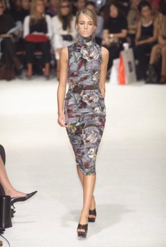 F/S 2001 Dolce & Gabbana Gerüschtes graues Laufstegkleid aus Seide mit Blumendruck und Blumendruck