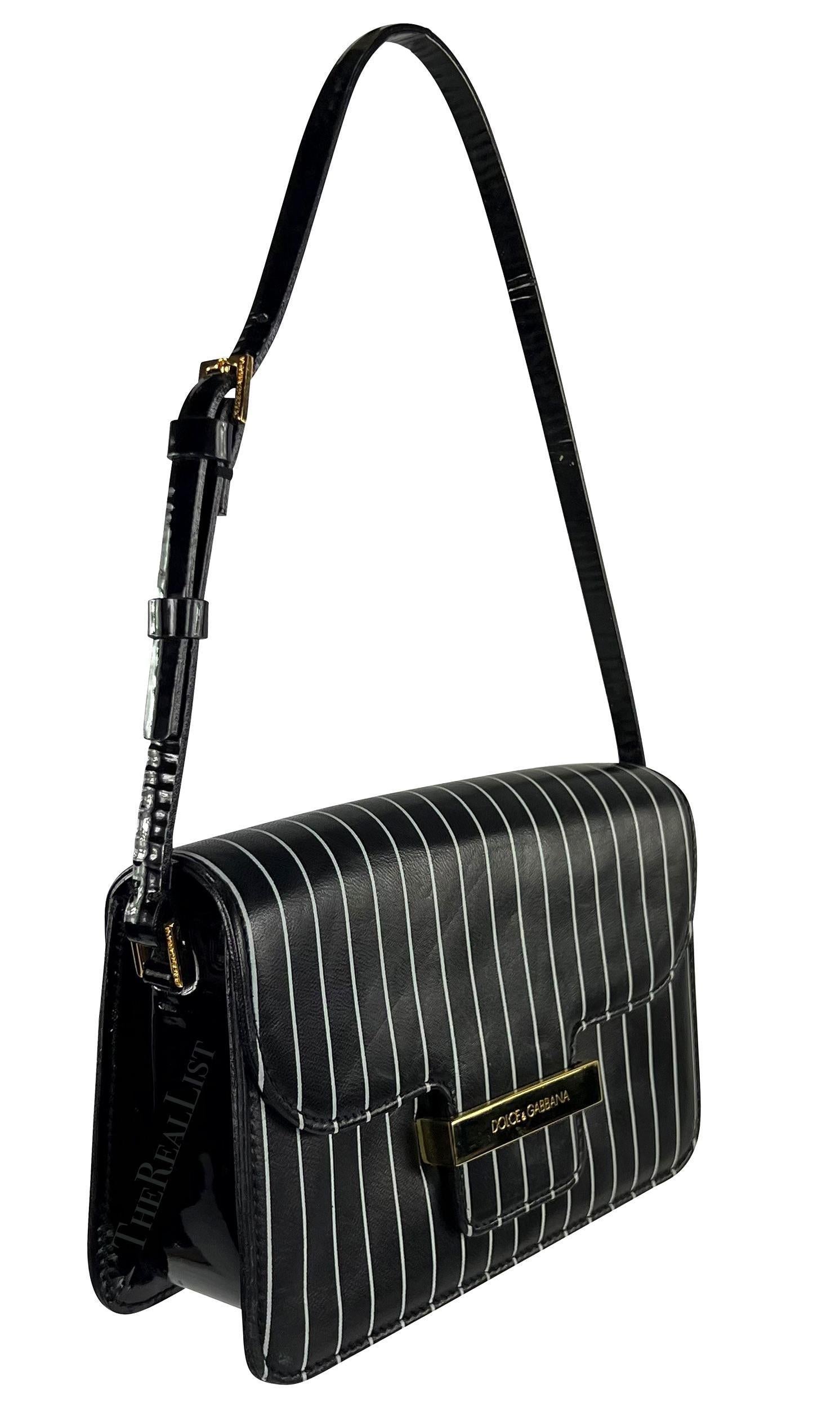 Whiting présente un fabuleux mini sac à bandoulière en cuir à rayures noires et blanches Dolce & Gabbana. Ce mini sac à bandoulière Dolce & Gabbana est réalisé en cuir noir et blanc à rayures. Une version de ce sac exceptionnel a fait ses débuts sur