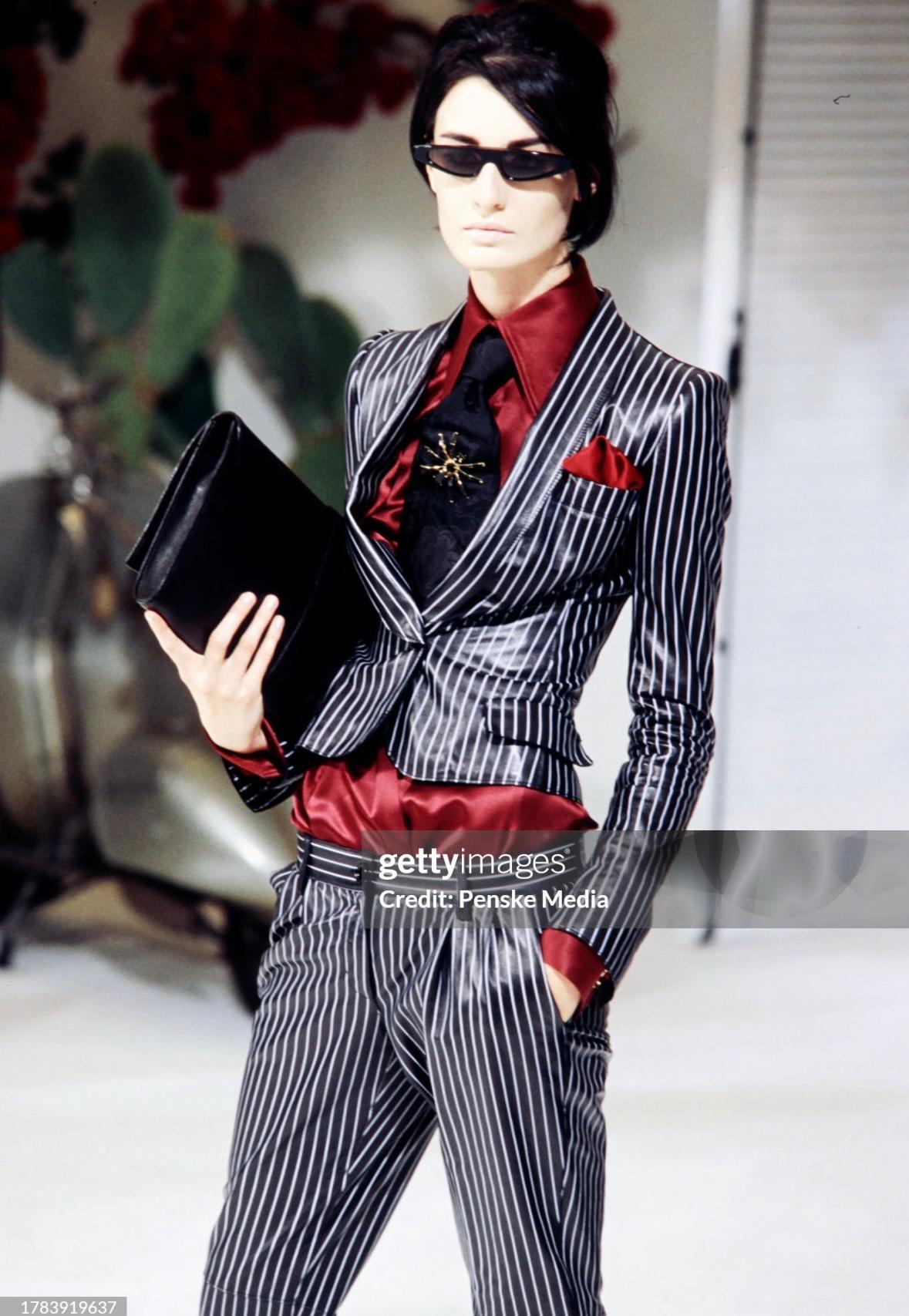 F/S 2001 Dolce & Gabbana Laufsteg Oversized Clutch aus schwarzem Leder mit Umschlag aus Leder im Zustand „Gut“ im Angebot in West Hollywood, CA