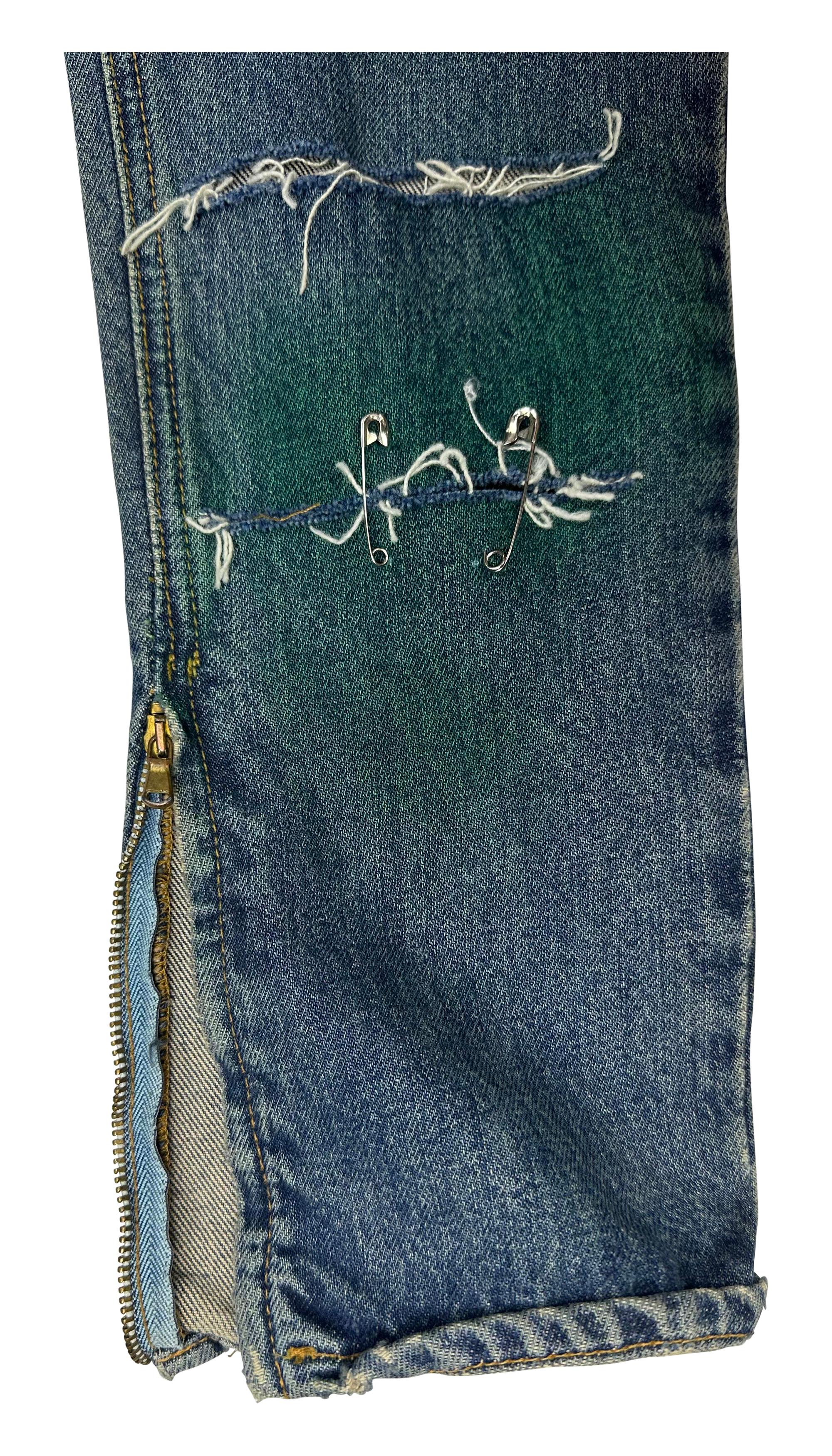 F/S 2001 Dolce & Gabbana Laufsteg Safetey Pin Bemalte Logo Schnalle Skinny Jeans im Zustand „Hervorragend“ im Angebot in West Hollywood, CA