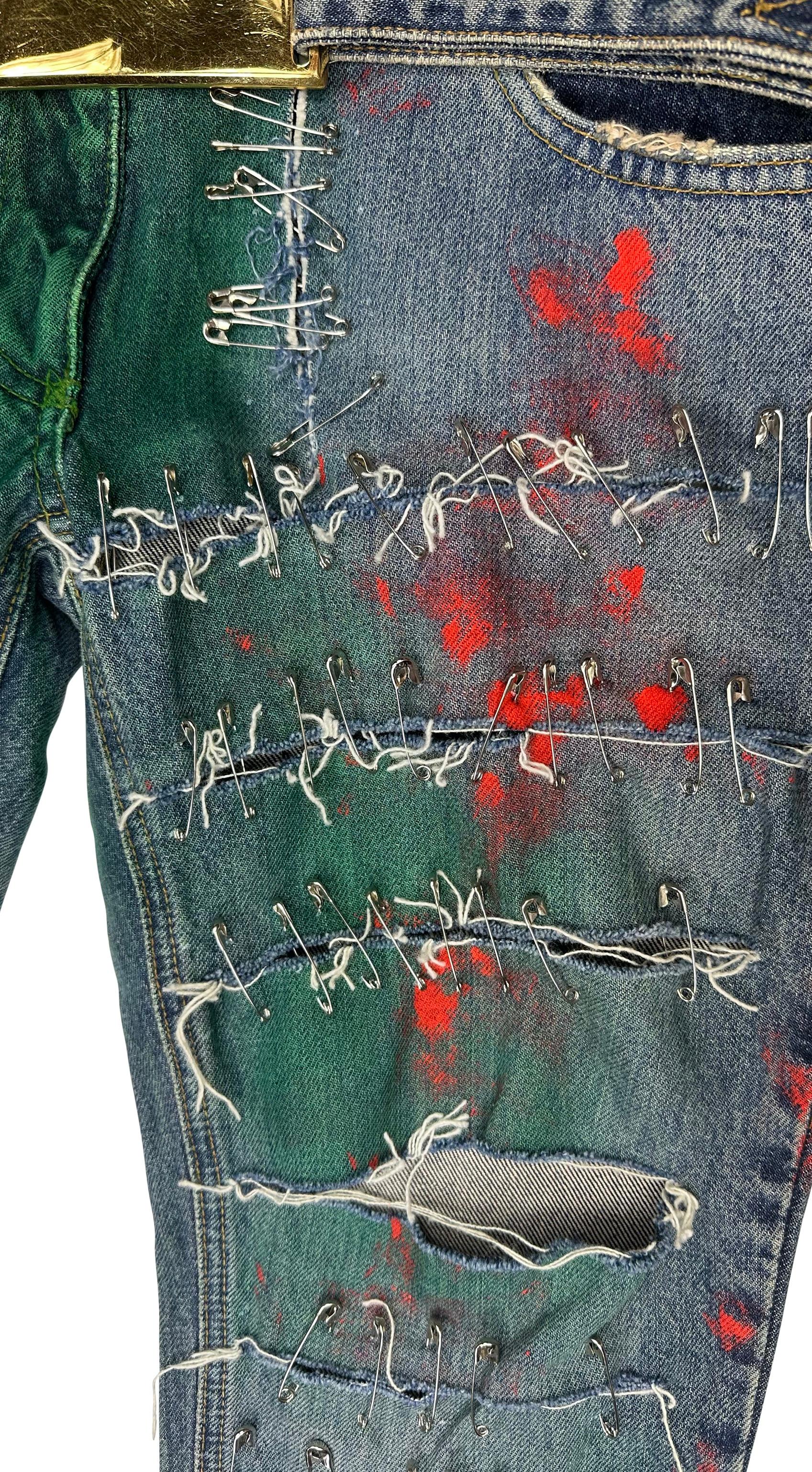 F/S 2001 Dolce & Gabbana Laufsteg Safetey Pin Bemalte Logo Schnalle Skinny Jeans Damen im Angebot